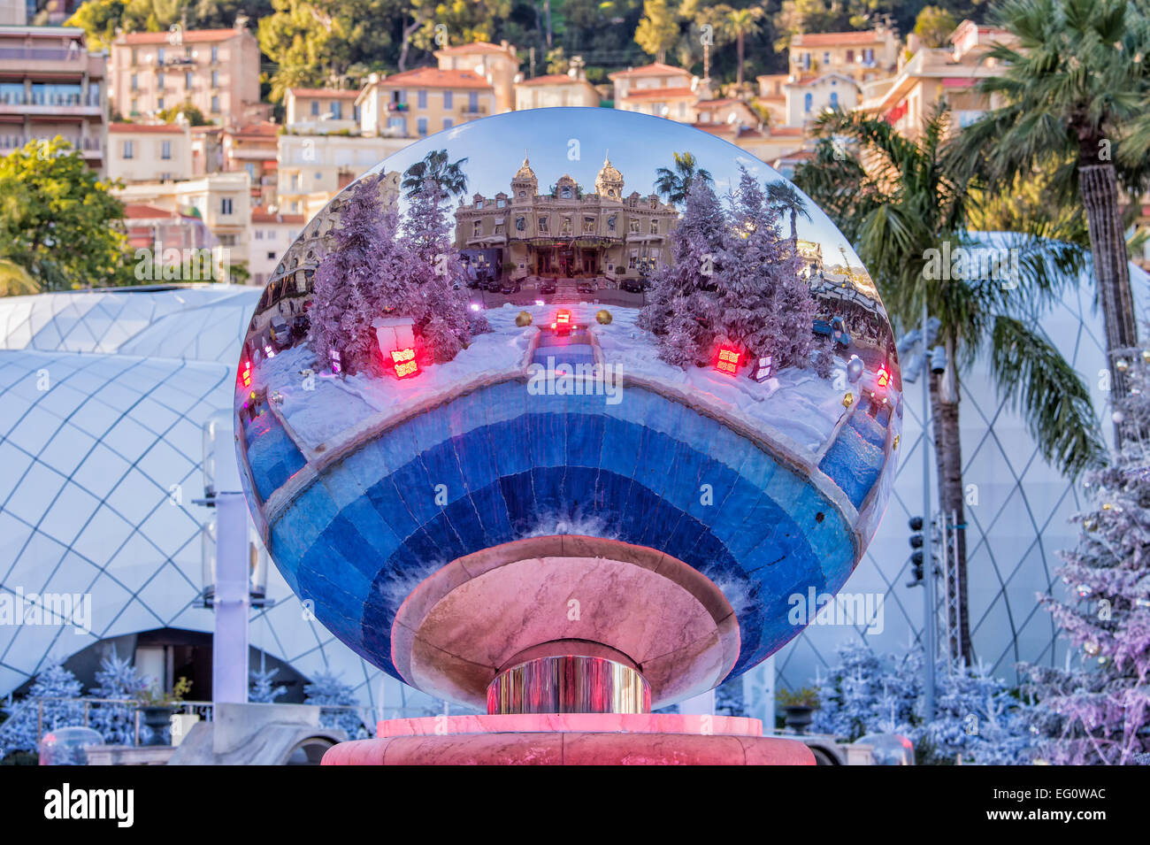 Casino Monaco reflétant dans une sphère, Monte Carlo, Principauté de Monaco Banque D'Images