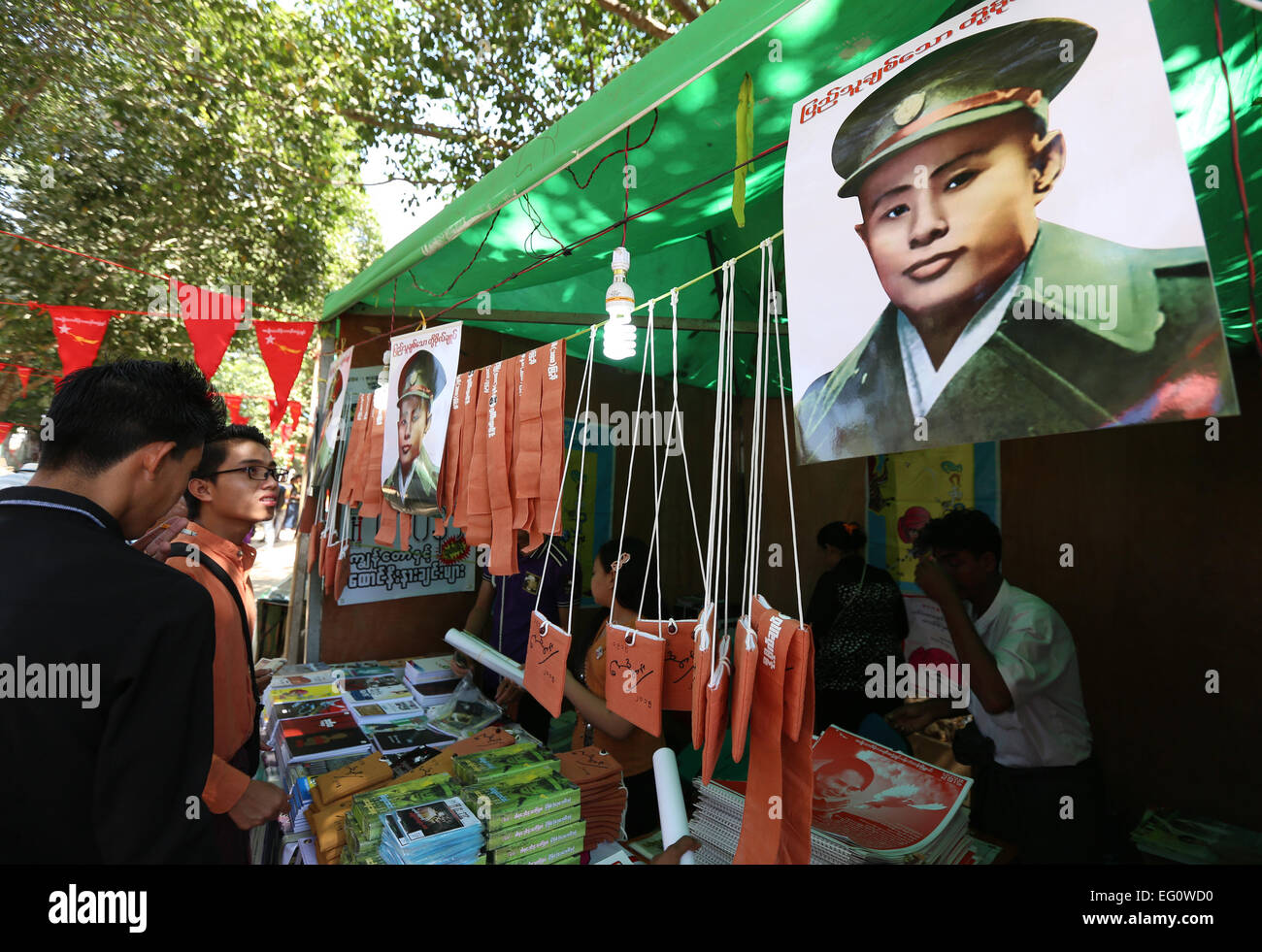 (150213) -- Yangon, le 13 février 2015 (Xinhua) -- Photo prise le 13 février 2015 montre les photos du Général Aung San à un souvenir et de livres durant son centième anniversaire anniversaire à Yangon, Myanmar. Les trois jours de célébration du centenaire de l'anniversaire du Général Aung San (l'agent) se poursuivra jusqu'à samedi à la Place du Peuple à Yangon, Myanmar. Le 12 février 1947, toutes les nationalités du Myanmar, dirigé par le général Aung San, qui a eu lieu la Conférence de Panglong historique dans l'État Shan et signé l'Accord de Panglong, proclamant l'indépendance du pays. Cette journée a été désigné comme journée de l'Union du Myanmar. Banque D'Images