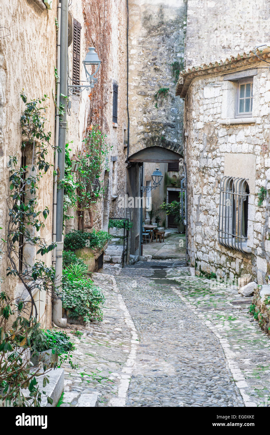 Rue étroite à travers la ville médiévale de Saint Paul de Vence, Alpes-Maritimes, Côte d'Azur, France Banque D'Images