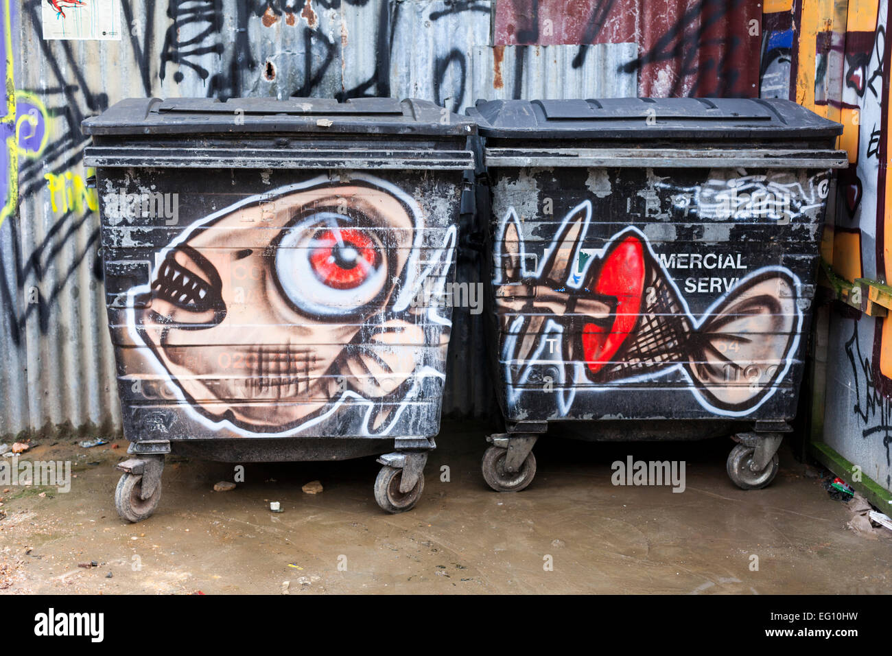 Street art Graffiti sur poubelles près de Brick Lane dans l'Est de Londres Banque D'Images