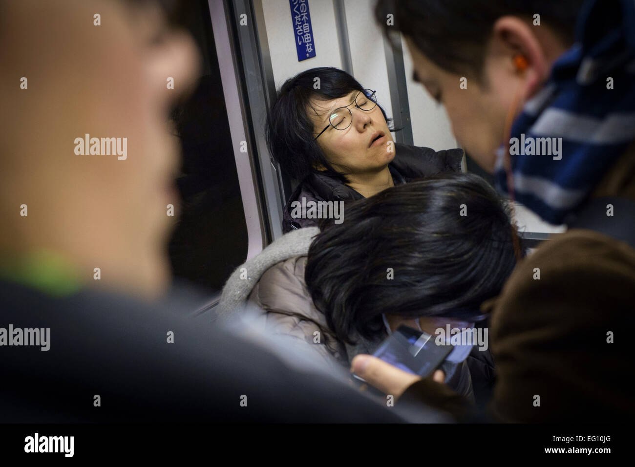 Les voyageurs dorment sur le métro de Tokyo. Le métro transporte environ 8 millions de passagers par jour à travers 290 stations et plus de 13 lignes. Le Japon. Banque D'Images