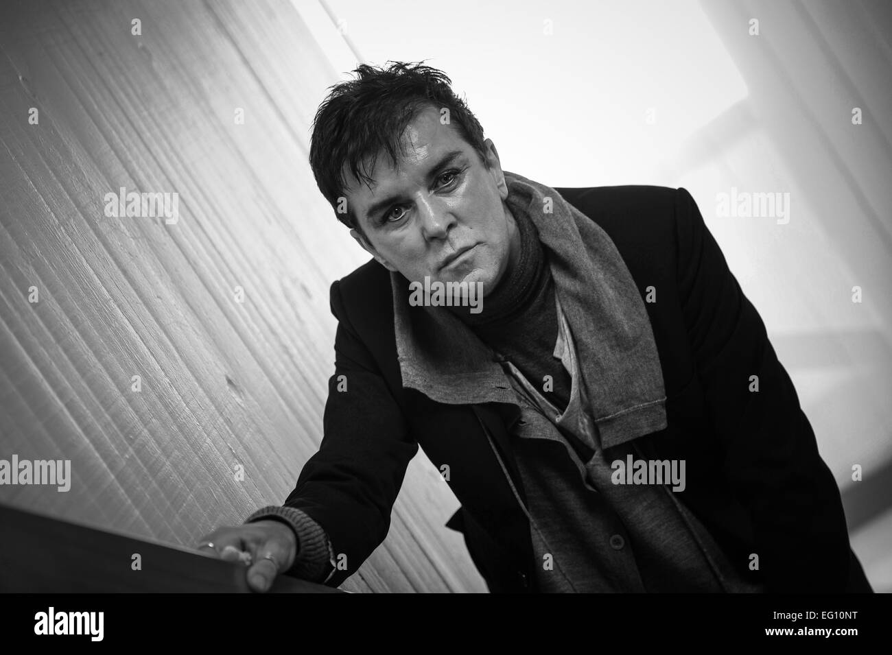 Pic de fichier : Southampton, UK. 27 février, 2013. steve strange, chanteur du groupe de pop des années 1980 1950-51 qui est décédé à l'âge de 55 ans suite à une crise cardiaque. photos prises le 27 février 2013 alors qu'il a visité l'université de Southampton Solent étaient qu'il visite souvent d'enseigner aux élèves de niveau maquillage, la mode et la musique. crédit : pbwpix/Alamy live news Banque D'Images