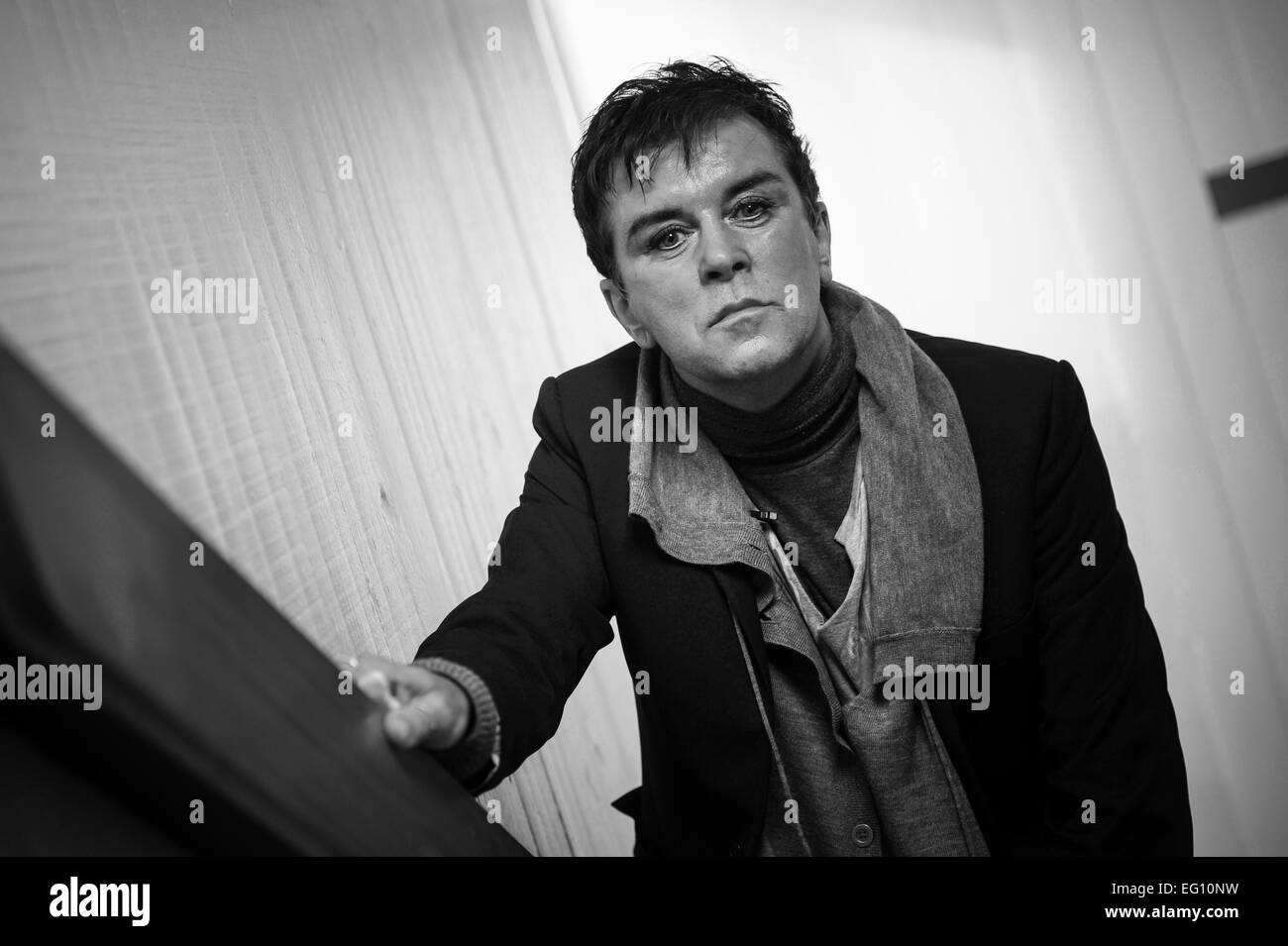 Pic de fichier : Southampton, UK. 27 février, 2013. steve strange, chanteur du groupe de pop des années 1980 1950-51 qui est décédé à l'âge de 55 ans suite à une crise cardiaque. photos prises le 27 février 2013 alors qu'il a visité l'université de Southampton Solent étaient qu'il visite souvent d'enseigner aux élèves de niveau maquillage, la mode et la musique. crédit : pbwpix/Alamy live news Banque D'Images