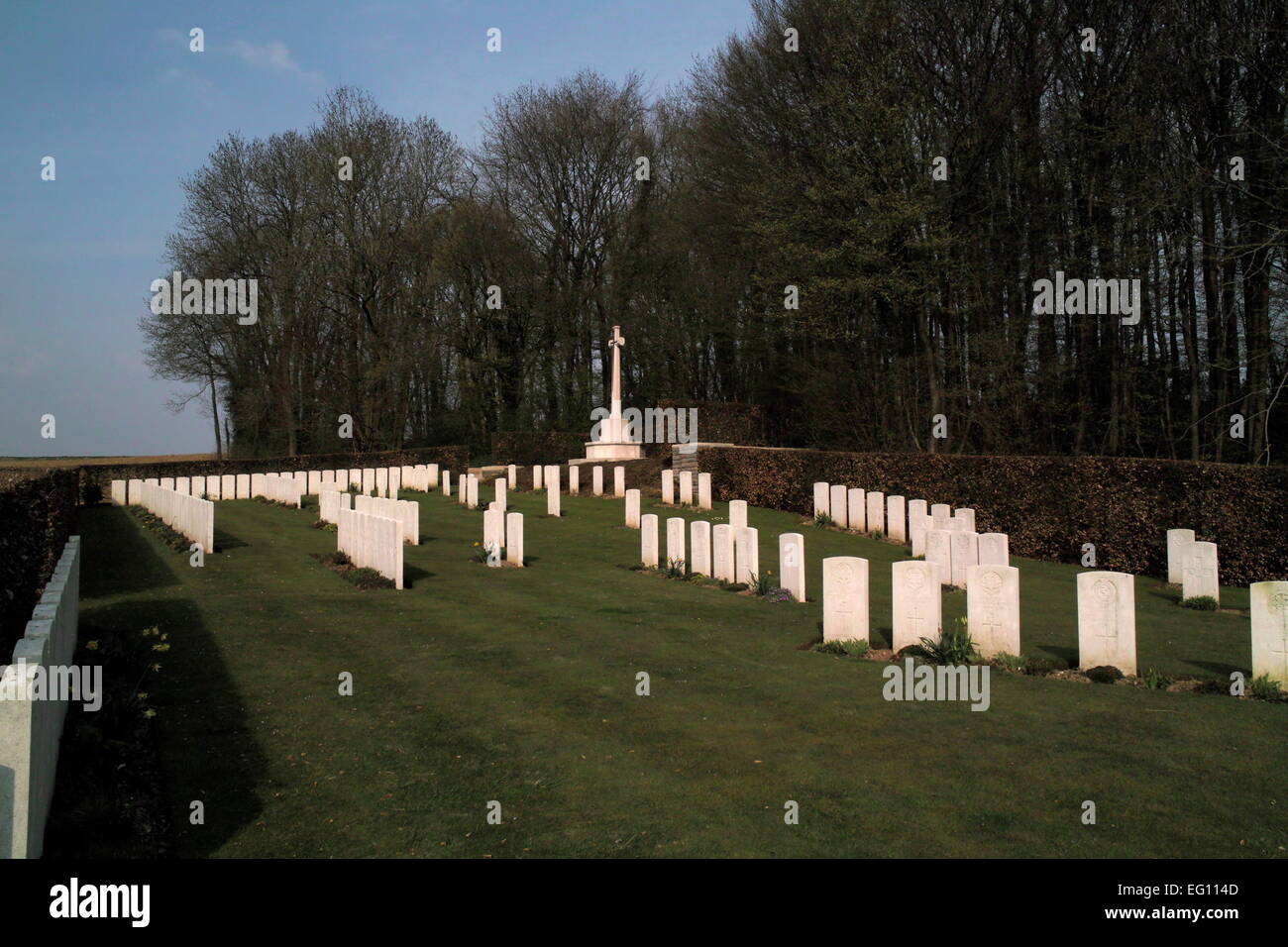 AJAXNETPHOTO. BAZENTIN LE PETIT, Somme, France. - WAR GRAVES - BAZENTIN LE PETIT COMMUNAL CEMETERY AND EXTENSION, contient les tombes de 181 CANADIENS ET BRITANNIQUES, 5 1 soldat australien. PHOTO:JONATHAN EASTLAND/AJAX REF:DP1 80904 101 Banque D'Images