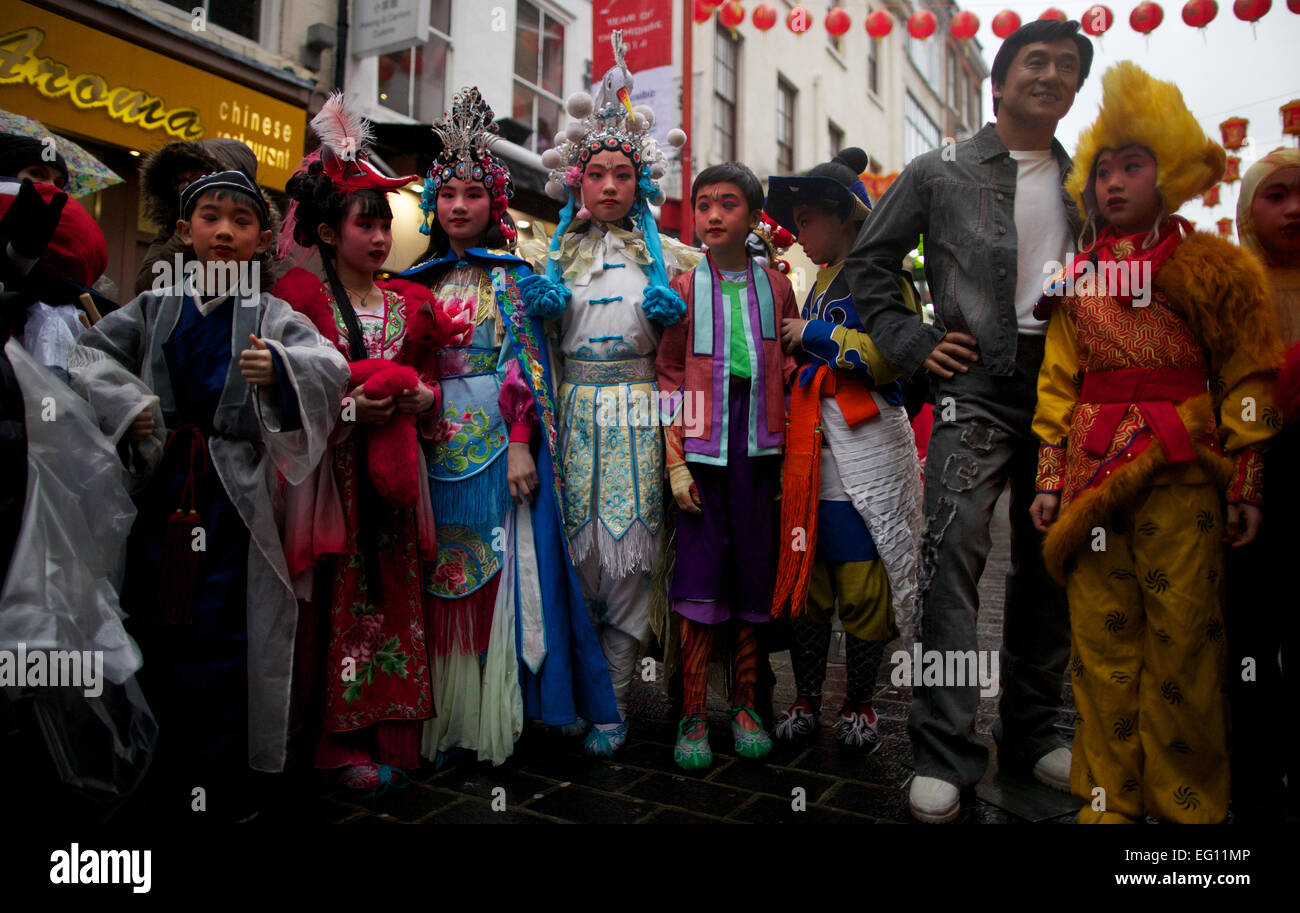 Royaume-uni, Londres : Jackie Chan et Bruce Lee figures de cire sont affichées avec un dragon dans le coeur de ville de la Chine pour fêter le nouvel an chinois le vendredi à Londres le 29 janvier 2014. Banque D'Images