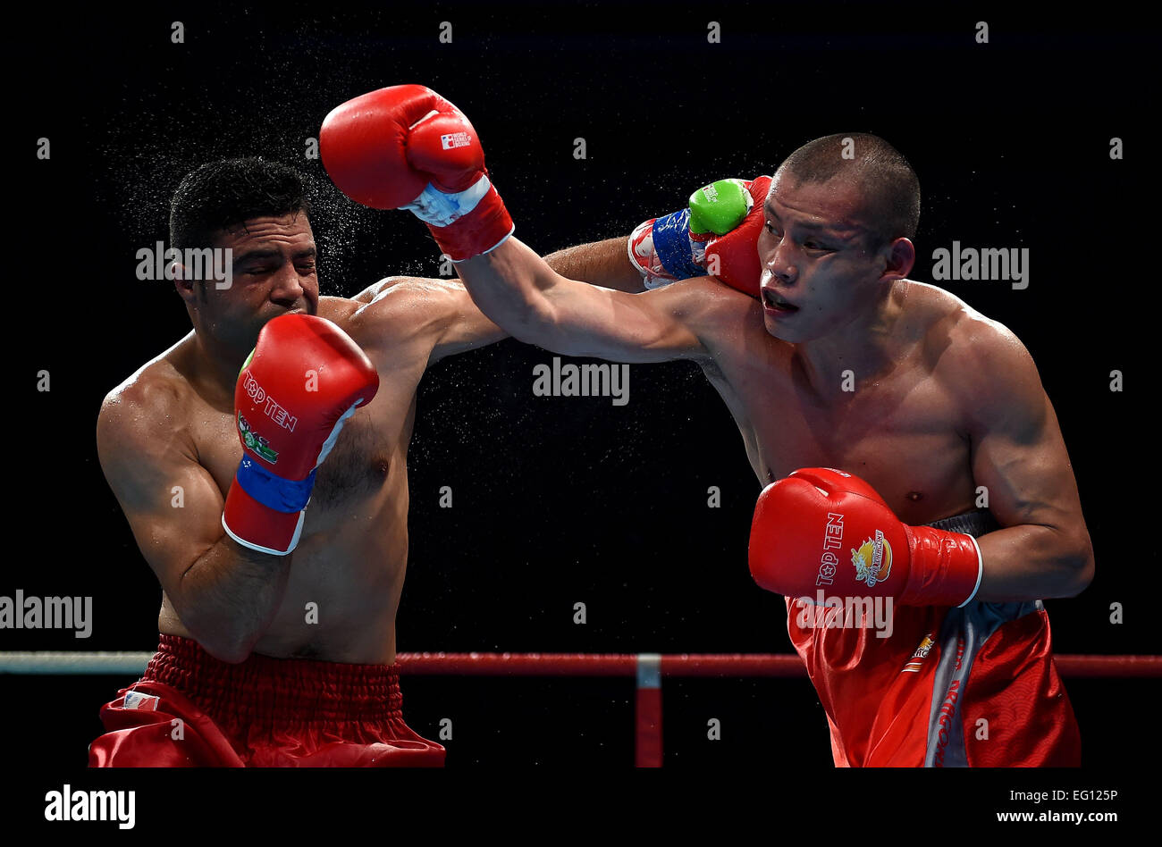 Sanya, province de Hainan en Chine. Feb 13, 2015. Zhou Di (R) de la Chine se bat contre l'Harnouf dit du Maroc pendant leur men's 75kg correspondent à la série du Monde de Boxe (WSB), à Sanya, province de Hainan en Chine du sud, le 13 février 2015. La Chine a gagné avec 4-1 au total. © Guo Cheng/Xinhua/Alamy Live News Banque D'Images