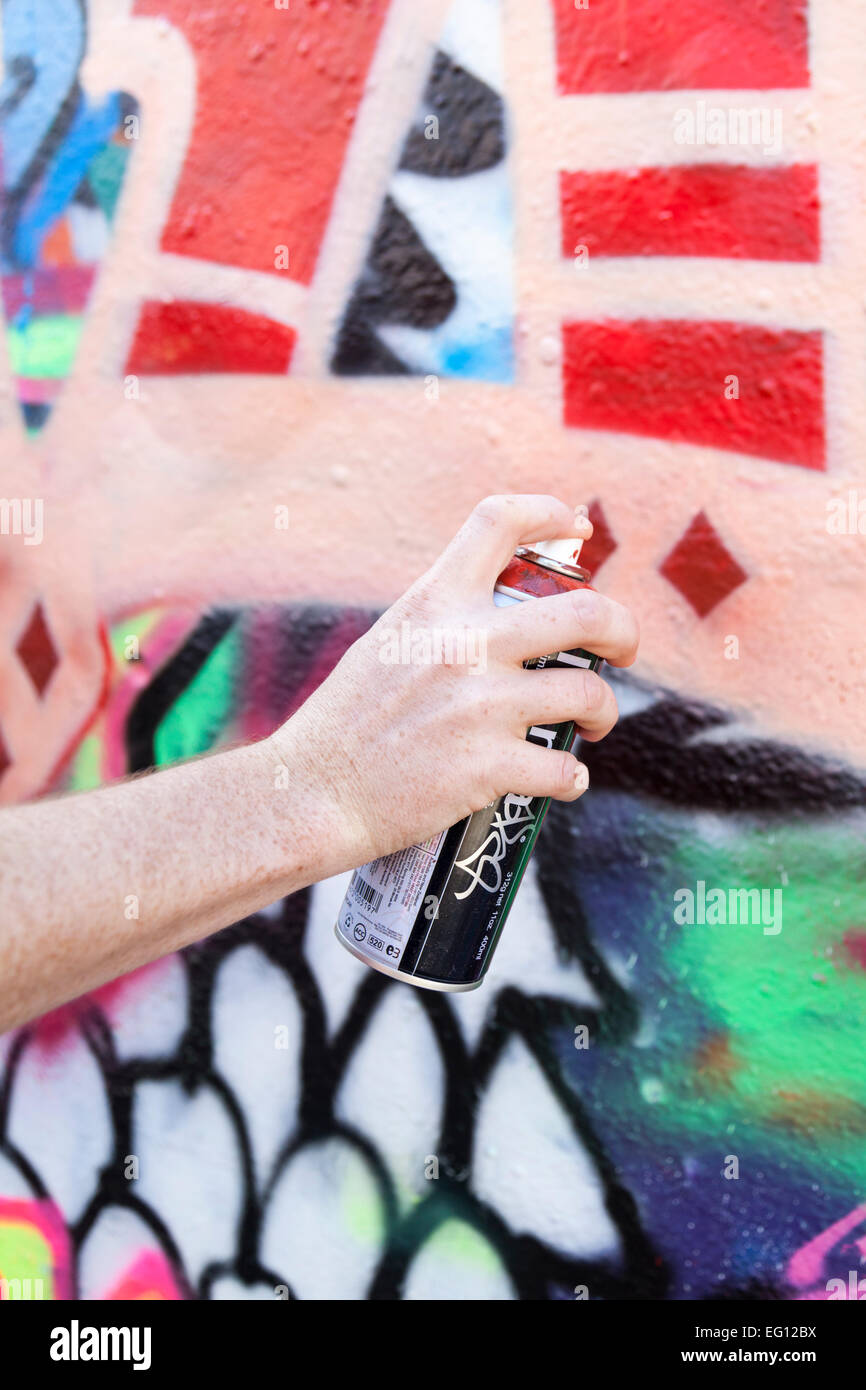 Close up de pair avec une pulvérisation de peinture street art graffiti Banque D'Images