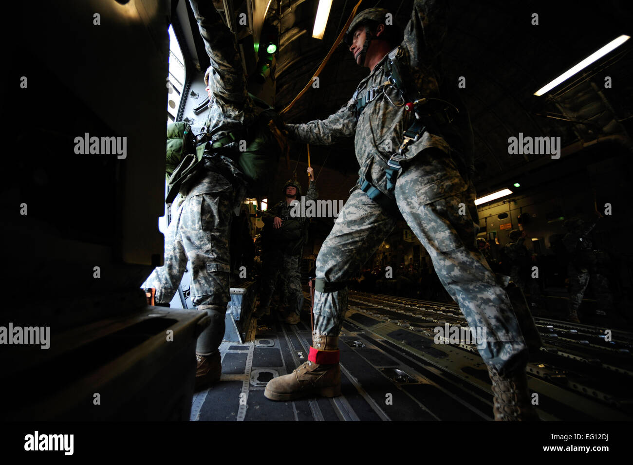 Des soldats américains Le Sgt. Harpleft Josué et le sergent. Travis Patterson de la 2-319ème Airborne Field Artillery, 82e Division aéroportée, Ft. Bragg, N.C., vérifier des portes au cours de parachutiste brigade stratégique au-dessus de l'exercice d'airdrop aérodrome auxiliaire près de Northern, L.C. (16 décembre 2009, démontrant la projection mondiale de la puissance aérienne des États-Unis. Les soldats de la 2-319ème Airborne Field Artillery, 82e Division aéroportée, Ft. Bragg, N.C., ont été largués dans l'exercice ainsi que des palettes de fret pour simuler la saisie d'un aérodrome isolé, offrant une possibilité de formation conjointe pour les aviateurs et ainsi Banque D'Images