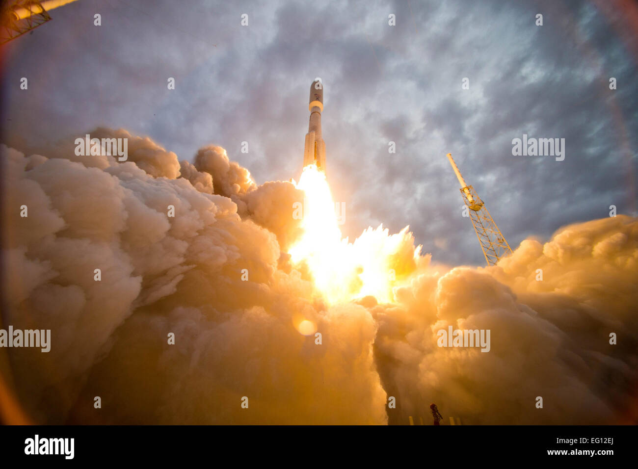 La 45e Space Wing a lancé avec succès une Alliance lancement des fusées Atlas V transportant le deuxième objectif de l'utilisateur mobile par satellite système MUOS-2 pour la marine américaine s'arrache du complexe de lancement spatial-41 le 9 juillet 2013, Cap Canaveral Air Force Station, en Floride MUOS est la prochaine génération de système de communications militaires par satellite à bande étroite qui prend en charge dans le monde entier, un service multi-utilisateurs de la population dans la bande de fréquence ultra-haute. par Pat Corkery Banque D'Images
