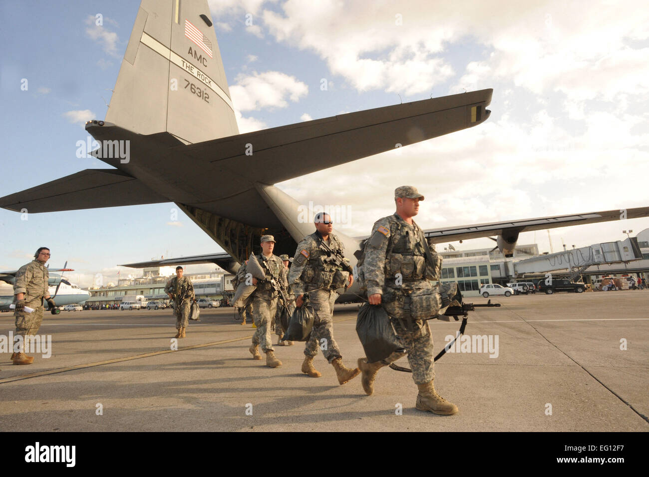 Les soldats de la 82e Division aéroportée basée à Ft. Bragg, N.C., départ d'une base aérienne de Little Rock, Ark., C-130J Hercules à l'Aéroport International de Port-au-Prince, Haïti, 16 janvier 2010. Ces soldats seront d'assurer la sécurité, le soutien médical, et le commandement des troupes et de les aider dans les efforts de secours en Haïti après le séisme dévastateur qui a frappé le pays le 12 janvier 2010. Little Rock AFB est un composant de l'Air Mobility Command. Les opérations de secours ont commencé depuis le 13 janvier 2010, AMC aircraft ont livrer plus de 323 tonnes de tonnes de marchandises d'urgence à Haïti. par le sergent. Tchad Chis Banque D'Images