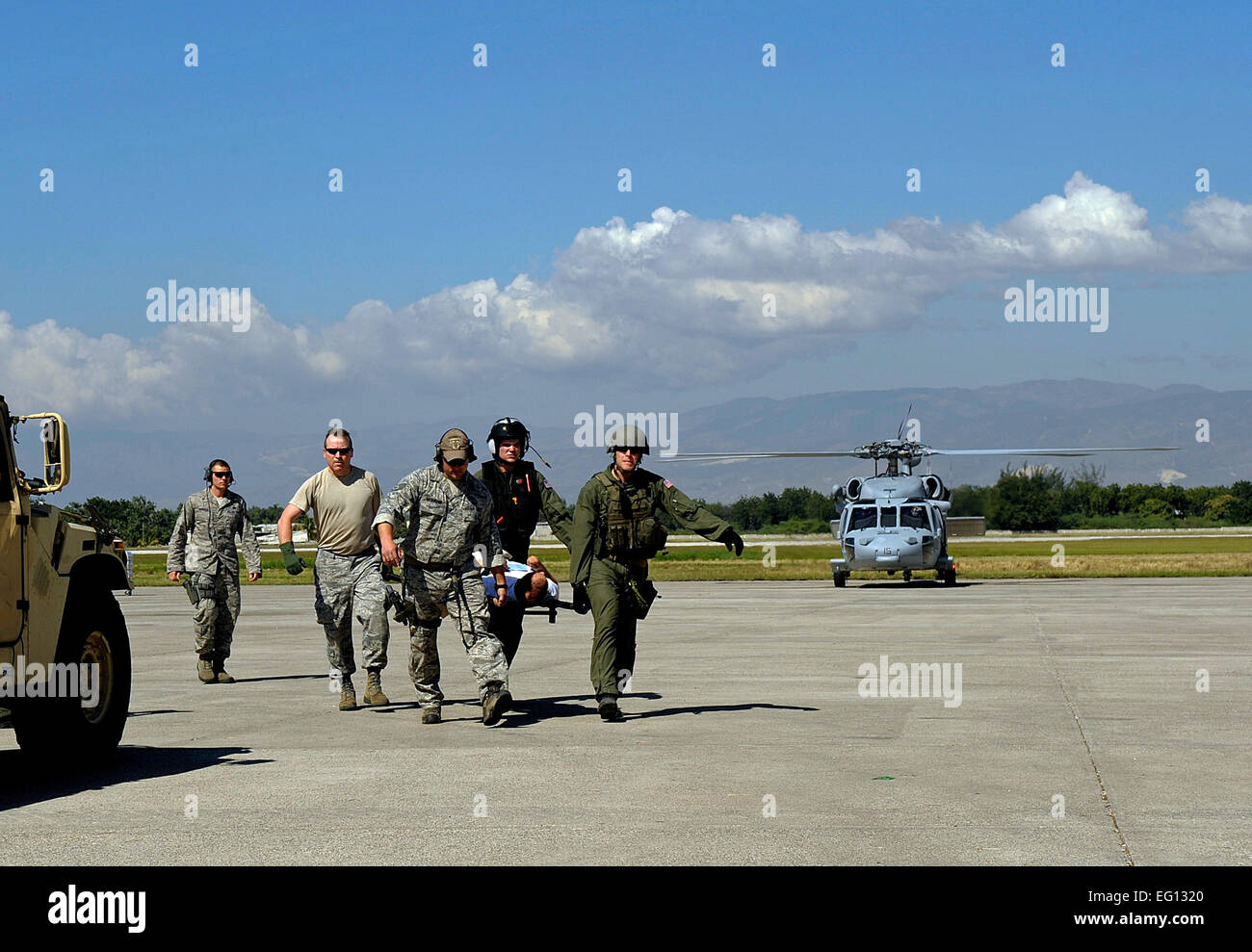 Les membres de l'US Air Force à partir de l'Air Force Special Operations Command AFSOC Hurlburt Field, en Floride, à décharger le personnel blessé après le récent séisme à Port-au-Prince, Haïti, 15 janvier 2010. AFSOC est apporter une réponse immédiate, une capacité d'intervention rapide à Haïti dans le cadre du U.S. Southern Command. par Master Sgt. Russell E. Cooley IVReleased Banque D'Images