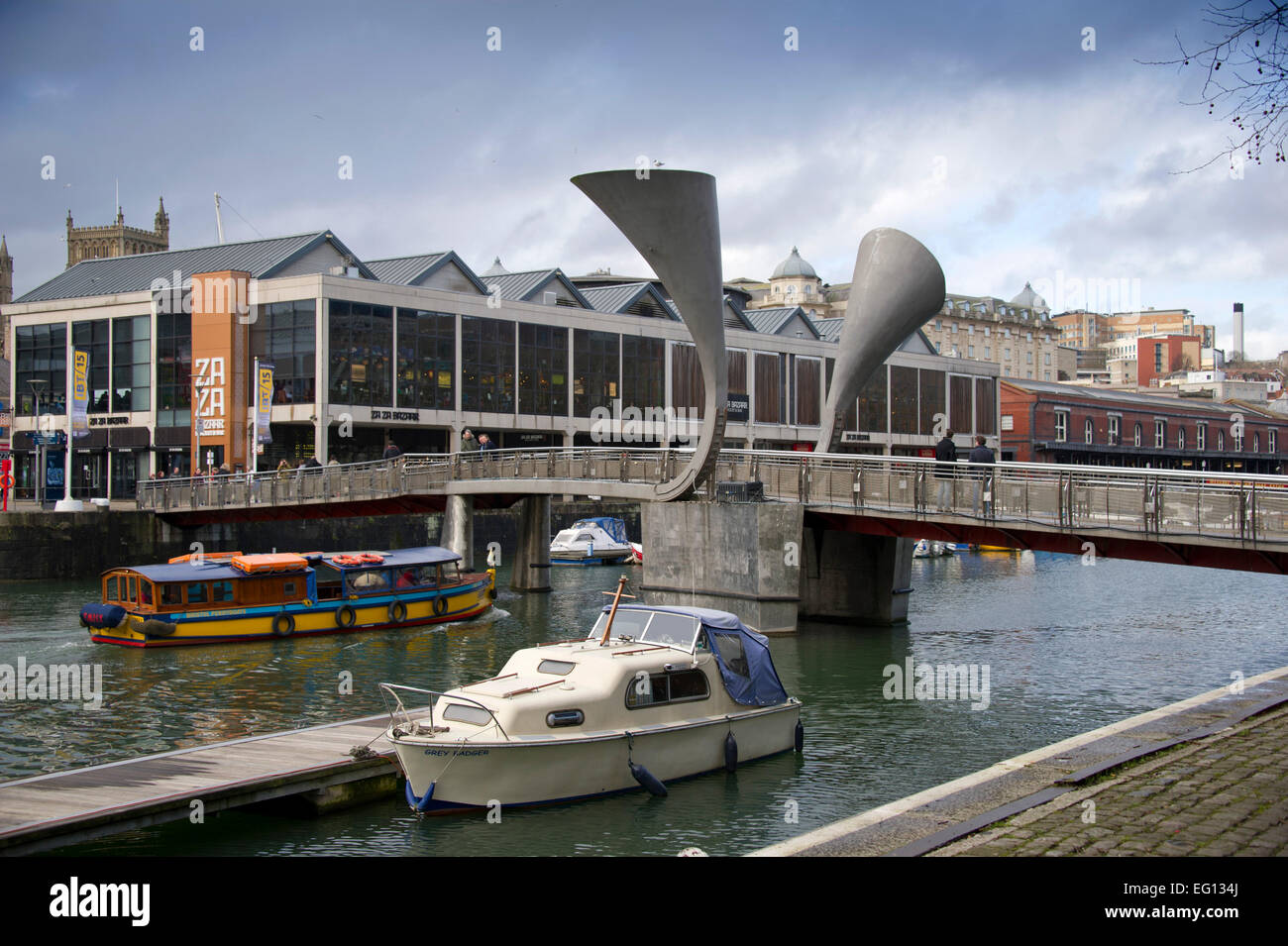 Le pont 'Fog' une installation artistique sur Pero's Bridge à Bristol Harbourside par l'artiste japonaise Fujiko Nayaka Banque D'Images
