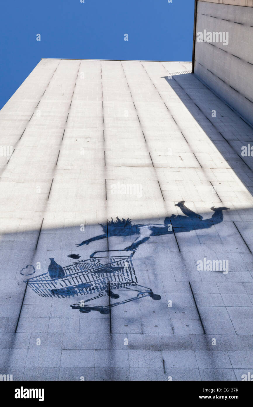 L'artiste de rue britannique Banksy stencil du shopper montrant une femme et de chariots, chutes de hauteur à Mayfair, Londres Banque D'Images