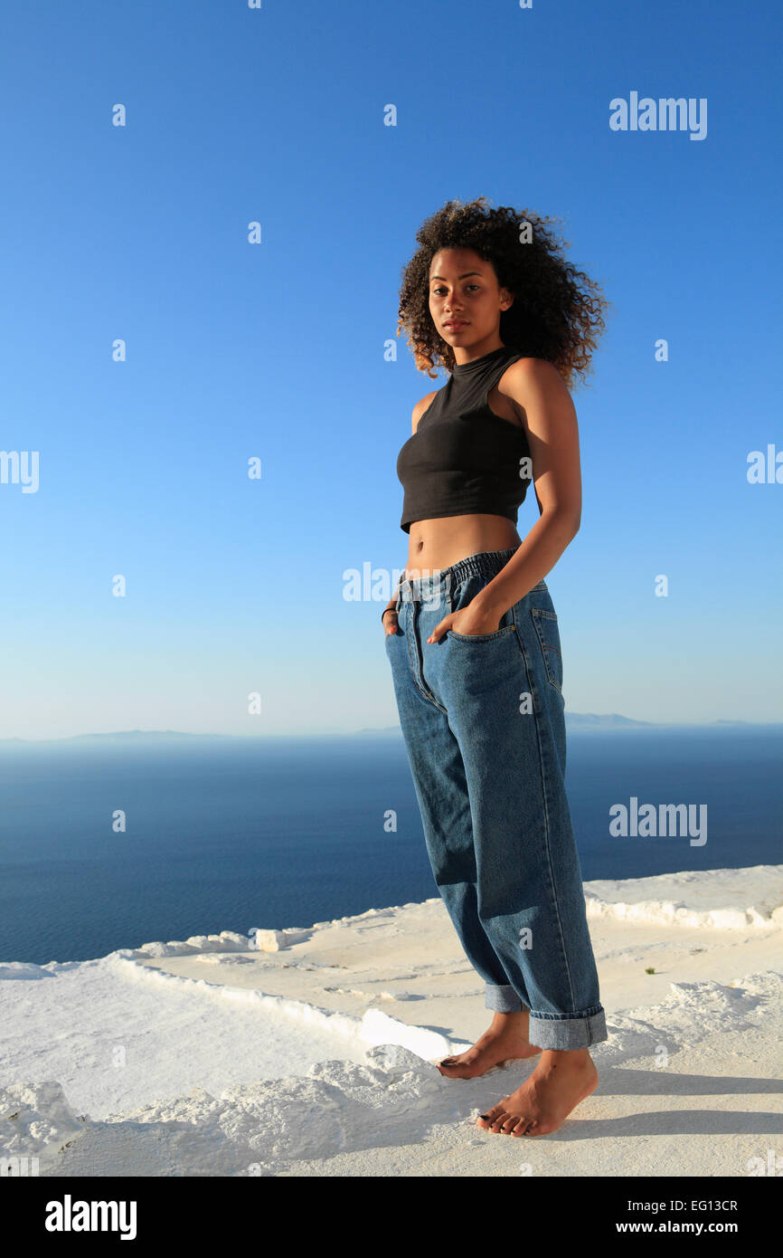 Grèce un young mixed race girl posing en vacances Banque D'Images