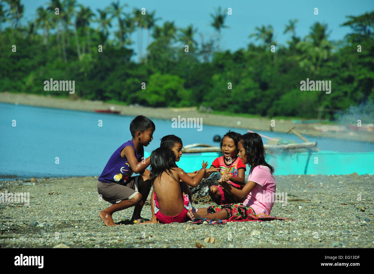 Enfants qui jouent, San Fernando, aux Philippines, l'île de Sibuyan. Banque D'Images