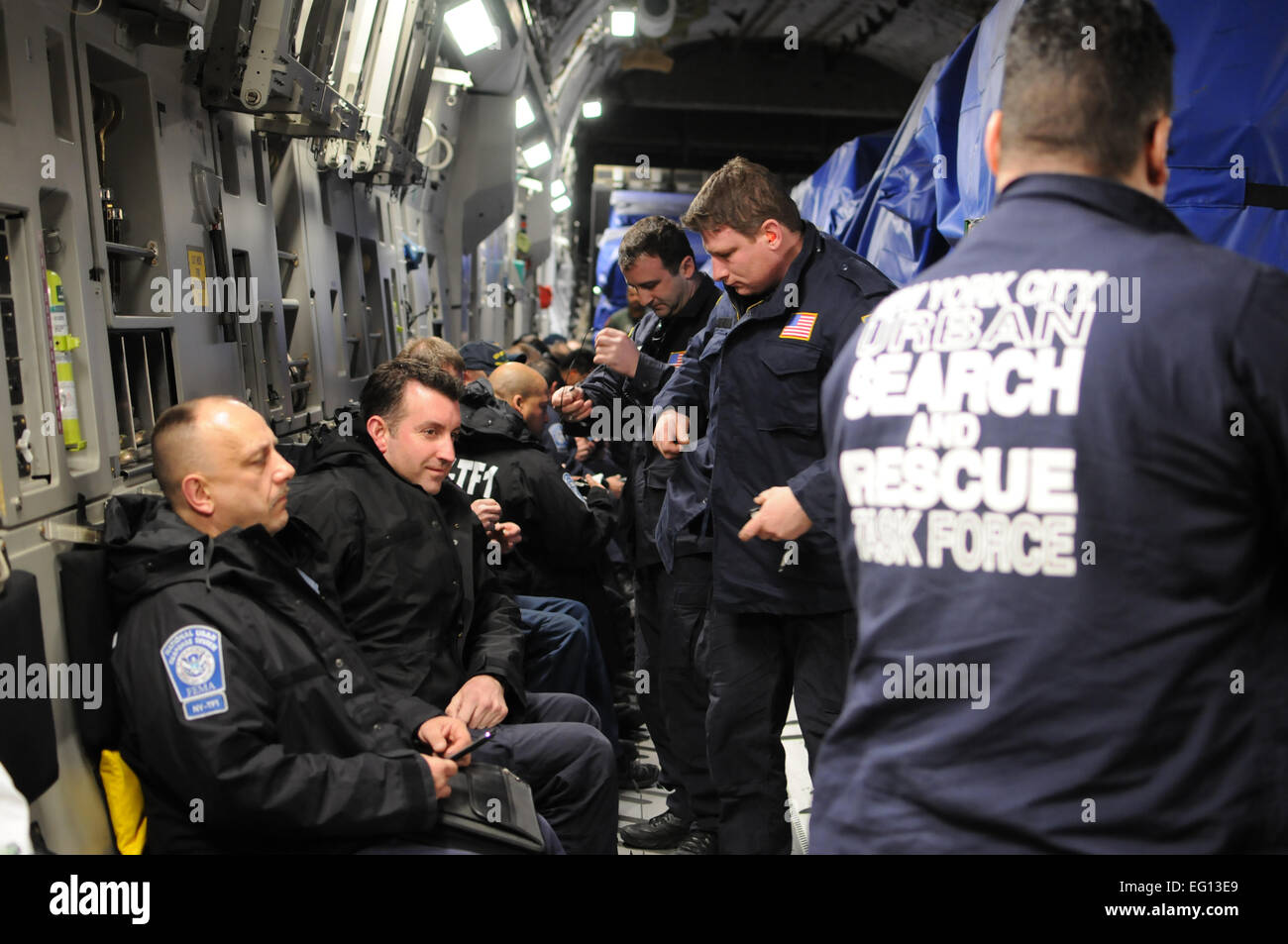 STEWART Air National Guard Base, N.Y. - New York City, le personnel de recherche et sauvetage en milieu urbain à bord d'un 21e QUE C-17 se préparer pour un vol à destination de Haïti . Groupe de travail 1 NYC équipe mènera des opérations de recherche et de sauvetage en Haïti. Tech. Le Sgt. Michael O'Halloran Banque D'Images