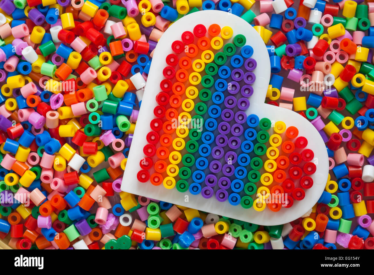 Perles d'Hama multicolores en plastique avec coeur arc-en-ciel complété  modèle - concept symbolique de fierté LGBT ou amour des travailleurs de NHS  pendant Coronavirus Photo Stock - Alamy