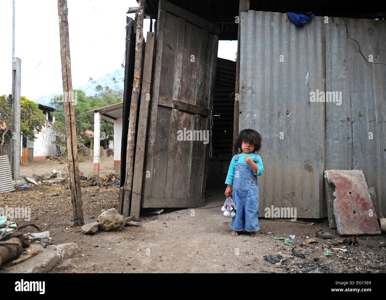 Enfants autochtones mayas dans Chuck inSantiago Muk Atitlan, Solola, Guatemala. Banque D'Images