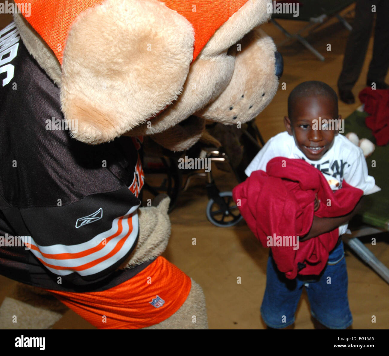 La mascotte des Cleveland Browns interagit avec Jacquese Zomarien Jayden Nazaire, 27 janvier 2010, à l'hébergement Centre d'accueil à Homestead Air Reserve Base, en Floride, le même jour Nazaire a été évacué d'Haïti. La visite des représentants de la Ligue nationale de football, aviateurs civils et des victimes du séisme à Homestead pour offrir les travaux de secours un répit des longues heures et aider alléger la gravité des efforts de secours. Aviateurs à Homstead ont accueilli plus de 3 000 visiteurs depuis le 26 janvier 2010. Tech. Le Sgt. Brian Bahret Banque D'Images