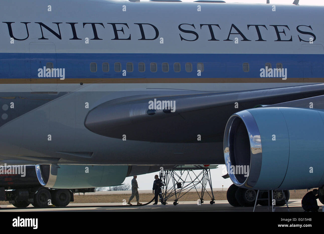 Aviateurs du 375e Escadron de préparation logistique faites le plein Air Force One après que le président Obama est arrivé le 10 mars 2010 à St Louis - l'Aéroport International de Lambert. Aviateurs du 375e Escadron de préparation logistique et le 932e Escadron de maintenance et d'entretien des véhicules de ravitaillement fourni soutien à l'Air Force One pour la visite du président à Saint Louis. Airman Senior Ryan Crane Banque D'Images