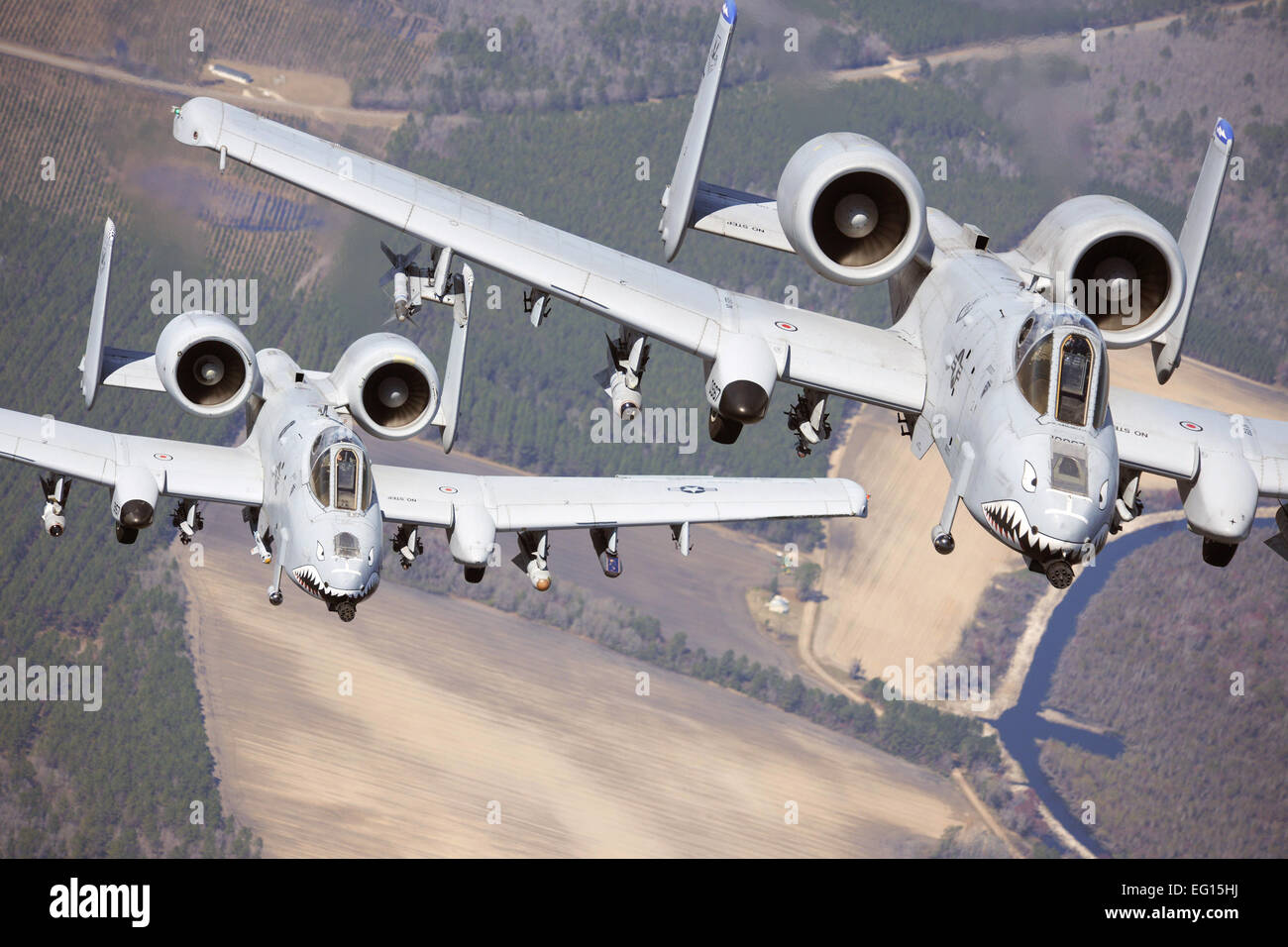 Deux A-10C Thunderbolt II les pilotes d'aéronefs volent en formation lors d'un exercice d'entraînement 16 mars 2010, à Moody Air Force, Ga, membres du 74e Escadron de chasse effectué les opérations de pompage pour pousser son soutien à la limite et simuler les taux de vol des pilotes de guerre. Navigant de première classe Benjamin Wiseman Banque D'Images