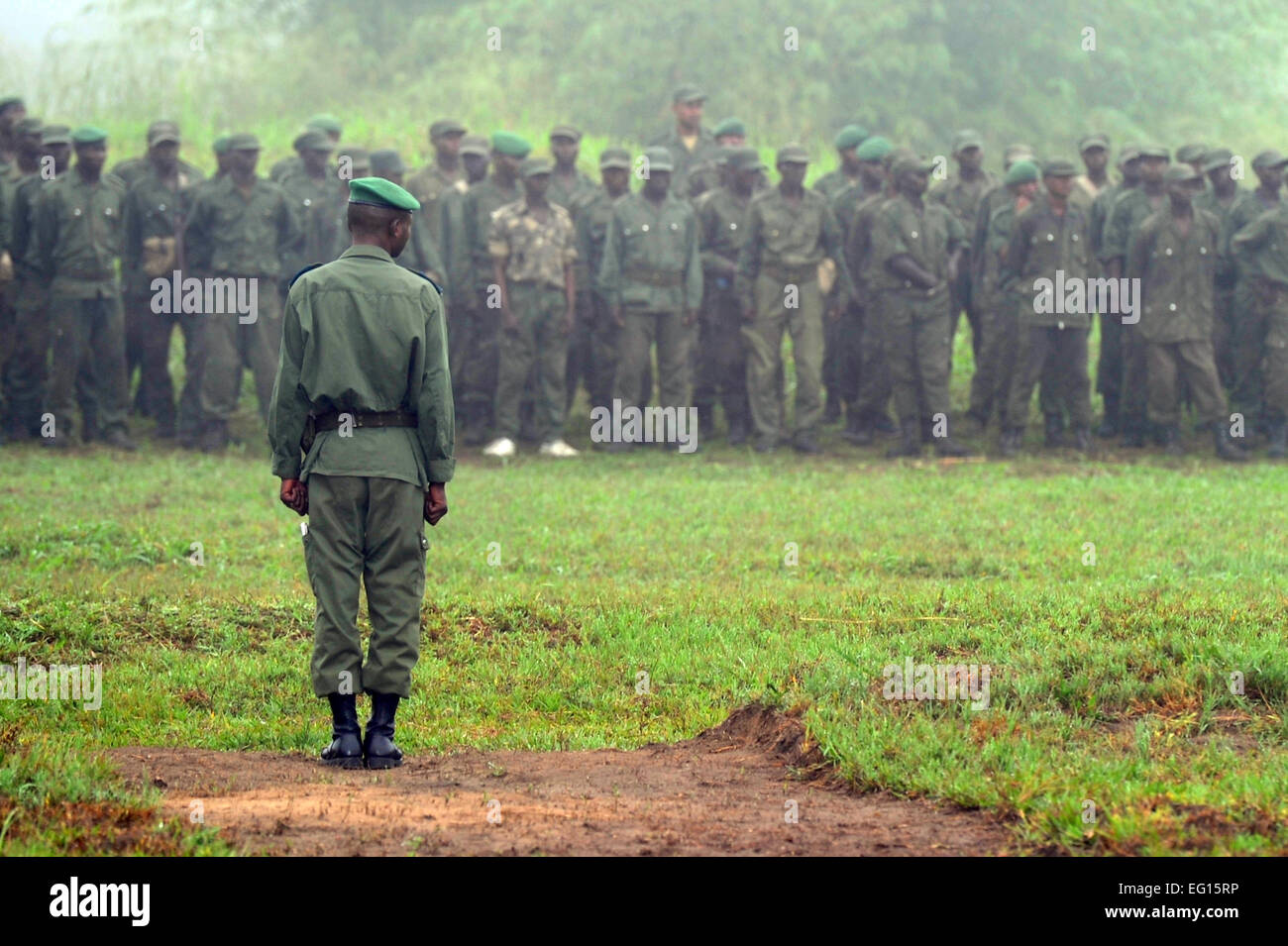 République démocratique du Congo, les forces de l'armée congolaise, le lieutenant Mukamba-Mongombe 2e Bataillon d'infanterie légère, l'adresse de l'agent de service le bataillon en préparation de la cérémonie du drapeau sur le Camp de Base, Kisangani, RDC, le matin du 5 mai 2010. Ces soldats commencent leur journée à 6 heures avec l'entraînement physique et le petit-déjeuner, puis à 19h30 à 23h00 un drapeau cérémonie est organisée dans le cadre de l'opération Olympic Chase, une opération dirigée par l'AFRICOM pour former et équiper les soldats du bataillon d'infanterie légère de la RDC à la demande du gouvernement de la RDC. Photo du DoD par le sergent. Jocelyn A. Guthrie Banque D'Images