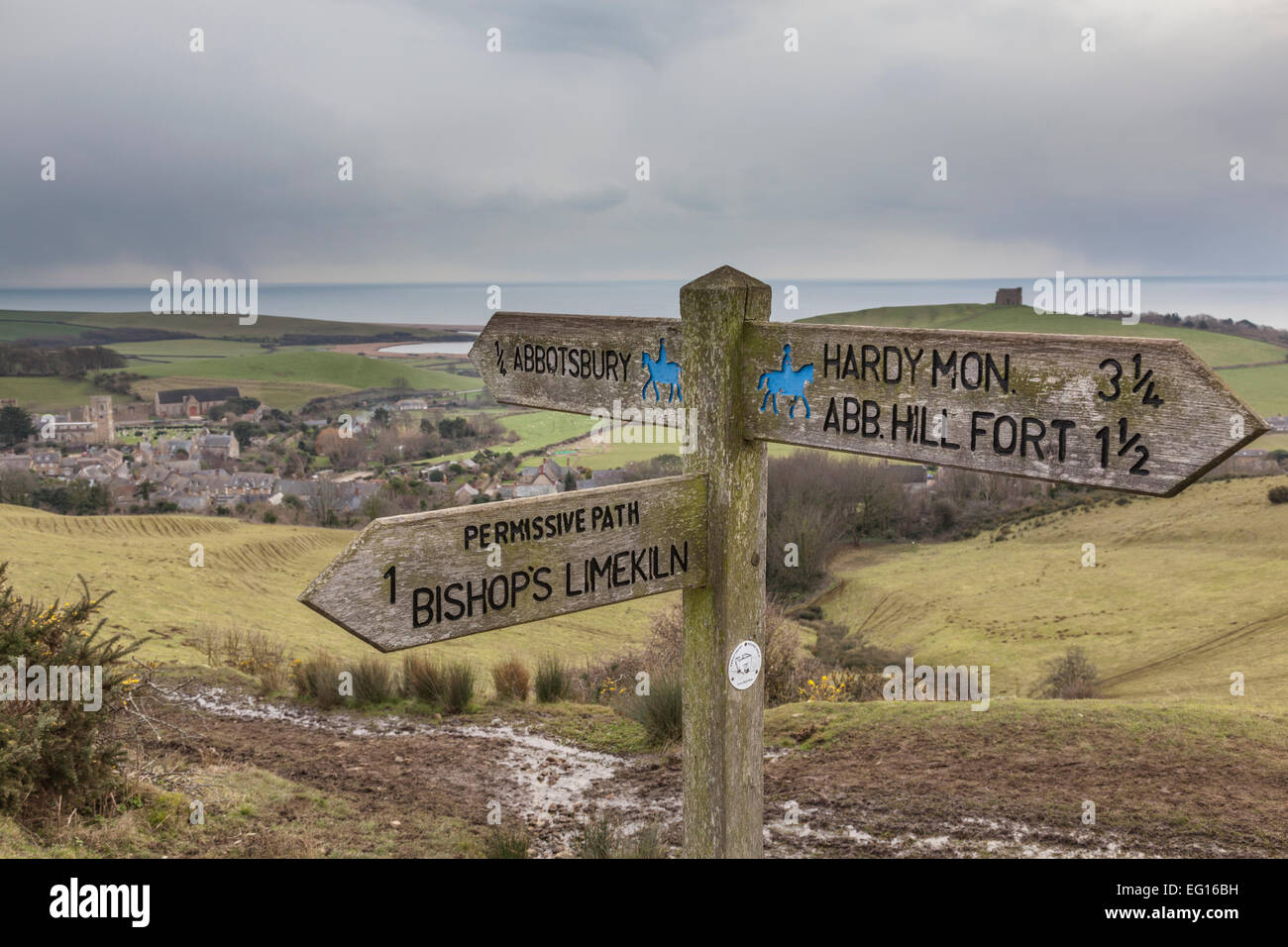 Panneau en bois de diriger les marcheurs et horseriders sur une colline bridleway et sentier du Dorset, Abbotsbury ci-dessus. Banque D'Images