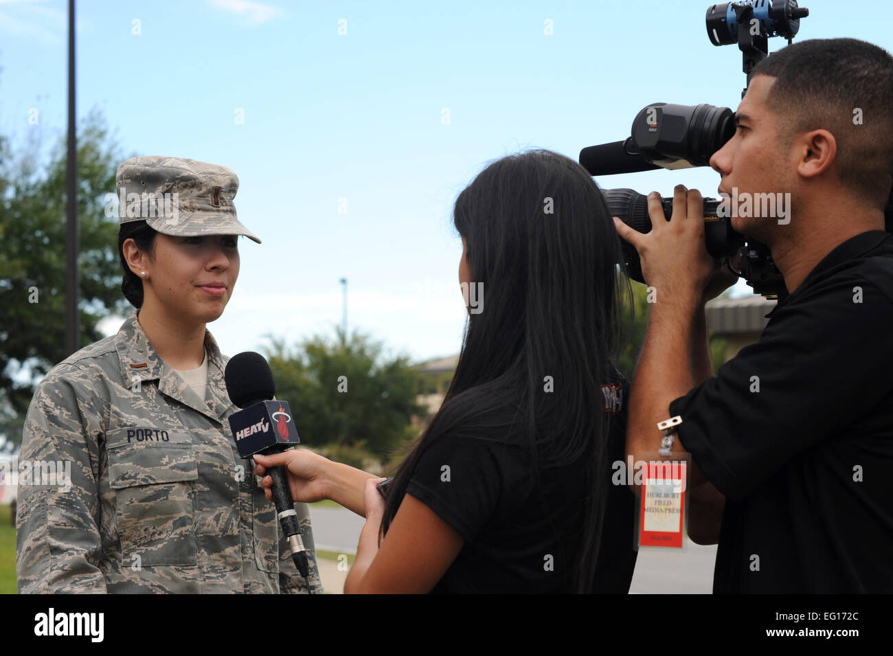 U.S. Air Force slt Victoria Porto, 1re des Affaires publiques de l'Escadre d'opérations spéciales, de discussions avec les médias au cours de la chaleur de Miami 2010 Camp d'entraînement à l'Aderholt centre de remise en forme, Hurlburt Field, en Floride, le 28 septembre 2010. C'est la première fois en 23 ans, la chaleur a pris leur camp d'entraînement sur la route. Hurlburt Field sera l'hôte de l'équipe de contingent de 44 à partir du 28 septembre, 3 octobre, 2010 par. Les joueurs et le personnel ont temps tout au long de la semaine pour visiter avec les commandos de l'air à différents centres de travail de l'ensemble de base. DoD photo par U.S. Air Force aviateur Senior Sheila deVera Banque D'Images