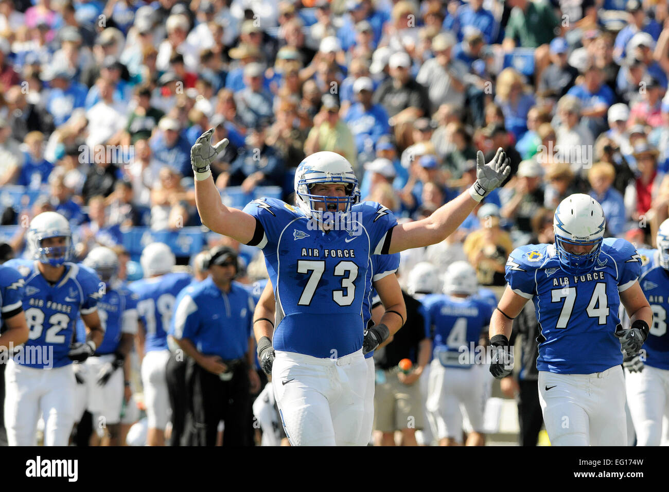 A.J. Junior Wallerstein réagit en apprenant que le Falcon touchdown ,qui était en cours d'examen, serait maintenue au cours de la Falcon's match contre Colorado State University le 9 octobre 2010 par Falcon Stadium à Colorado Springs, au Colorado Les Falcons battent les Rams 49-27. Air Force photo/J. Rachel Spencer Banque D'Images