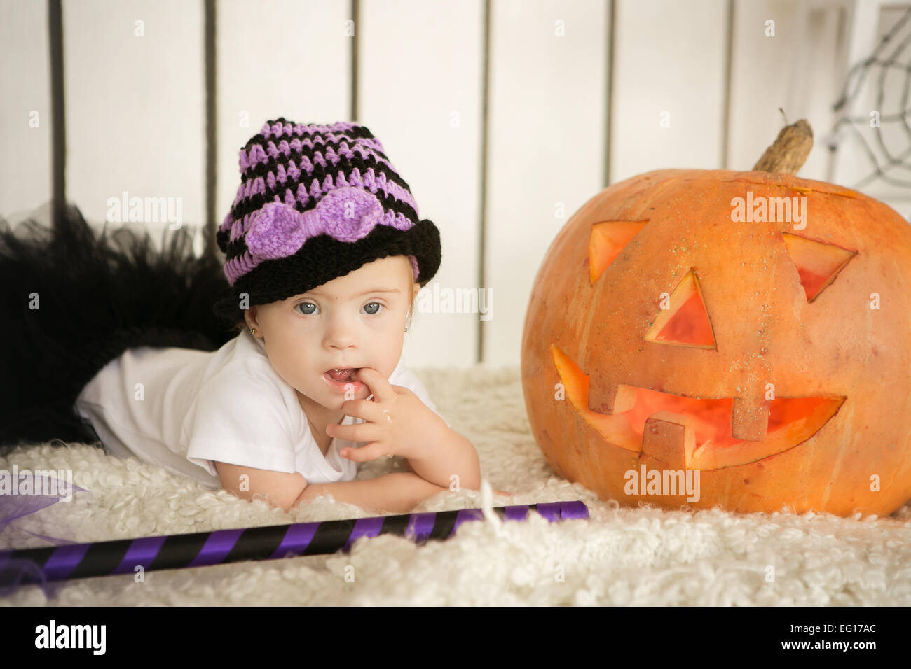 Belle fille avec le syndrome de pensivement garde doigt dans la bouche près de la big pumpkin Banque D'Images