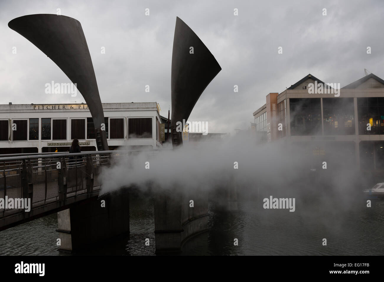 Bristol, Royaume-Uni. Feb 13, 2015. Un artiste japonais a créé un "pont" à travers le brouillard du Bristol Harbourside pour célébrer le statut de la ville comme capitale verte européenne. Pero's Bridge va disparaître derrière un voile de l'évolution de brouillard invitent les visiteurs à examiner l'évolution du climat et la façon dont il pourrait perturber leur vie. Crédit : Rob Hawkins/Alamy Live News Banque D'Images