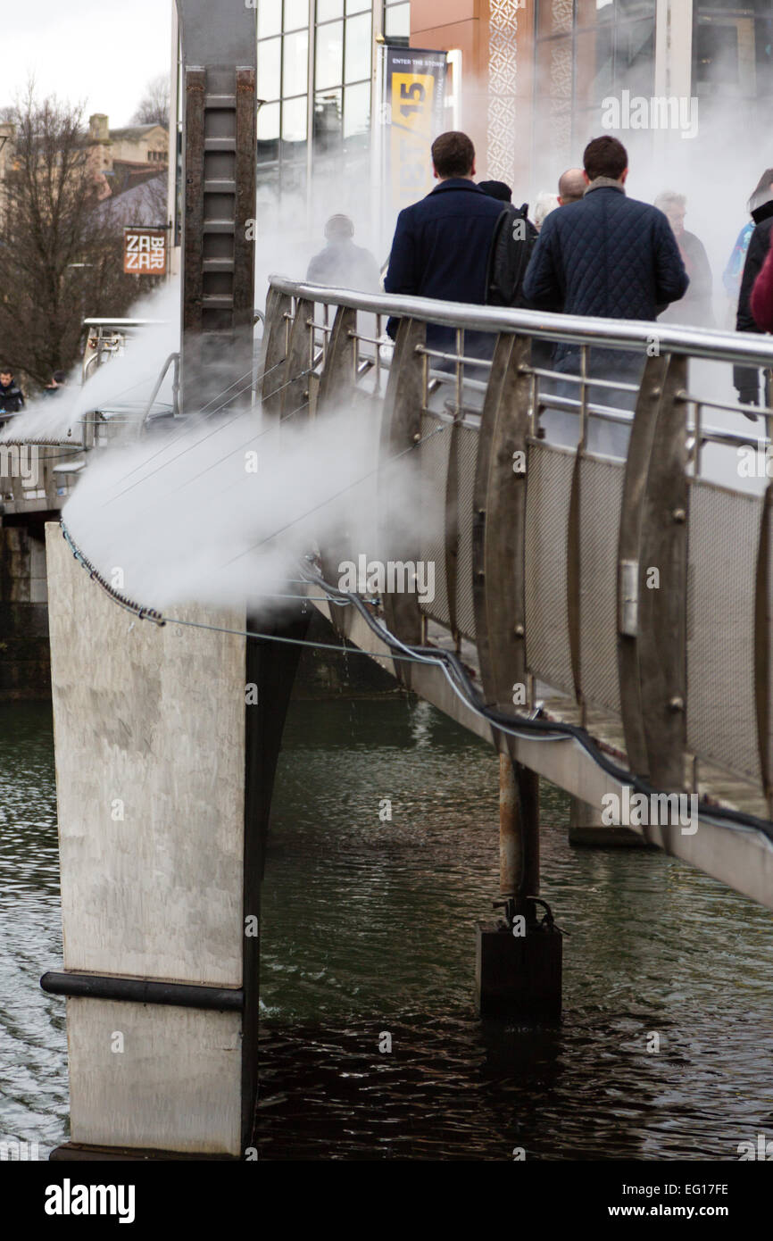 Bristol, Royaume-Uni. Feb 13, 2015. Un artiste japonais a créé un "pont" à travers le brouillard du Bristol Harbourside pour célébrer le statut de la ville comme capitale verte européenne. Pero's Bridge va disparaître derrière un voile de l'évolution de brouillard invitent les visiteurs à examiner l'évolution du climat et la façon dont il pourrait perturber leur vie. Crédit : Rob Hawkins/Alamy Live News Banque D'Images