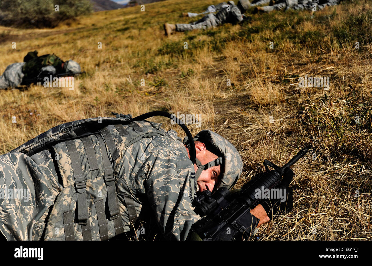 U.S. Air Force capitaine principal Sgt. Patrick Poth, 75e Escadron des Forces de sécurité, surintendant des tournées de bas en haut d'une colline, au cours de l'ESF 75 préparation au combat à Hill Air Force Base, en Utah, le 18 octobre. Aviateurs participent à de multiples exercices et des scénarios conçus pour les préparer mentalement et physiquement pour les déploiements. Le s.. Bretagne Barker Banque D'Images