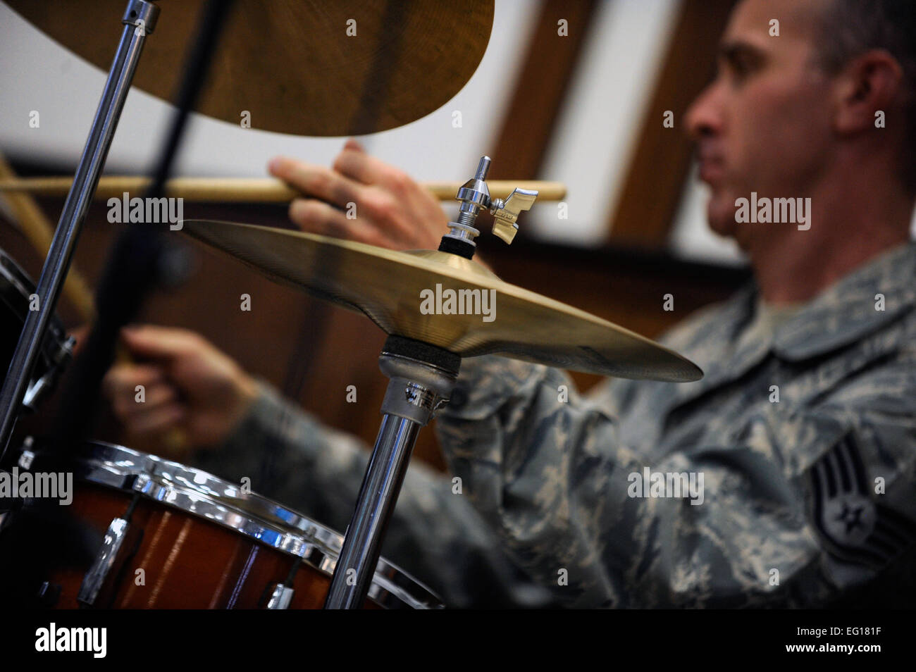 Le sergent de l'US Air Force. De la gentry Marshall Musique centrale des Forces canadiennes de l'air américaine "galaxie" joue de la batterie pendant un concert pour les élèves de Mu'tah University à Karak, Jordanie, le 26 octobre 2010. Galaxy accomplit pour les publics tout au long de l'Asie du Sud-Ouest pour aider à renforcer les relations avec les partenaires internationaux. Le s.. Eric Harris Banque D'Images