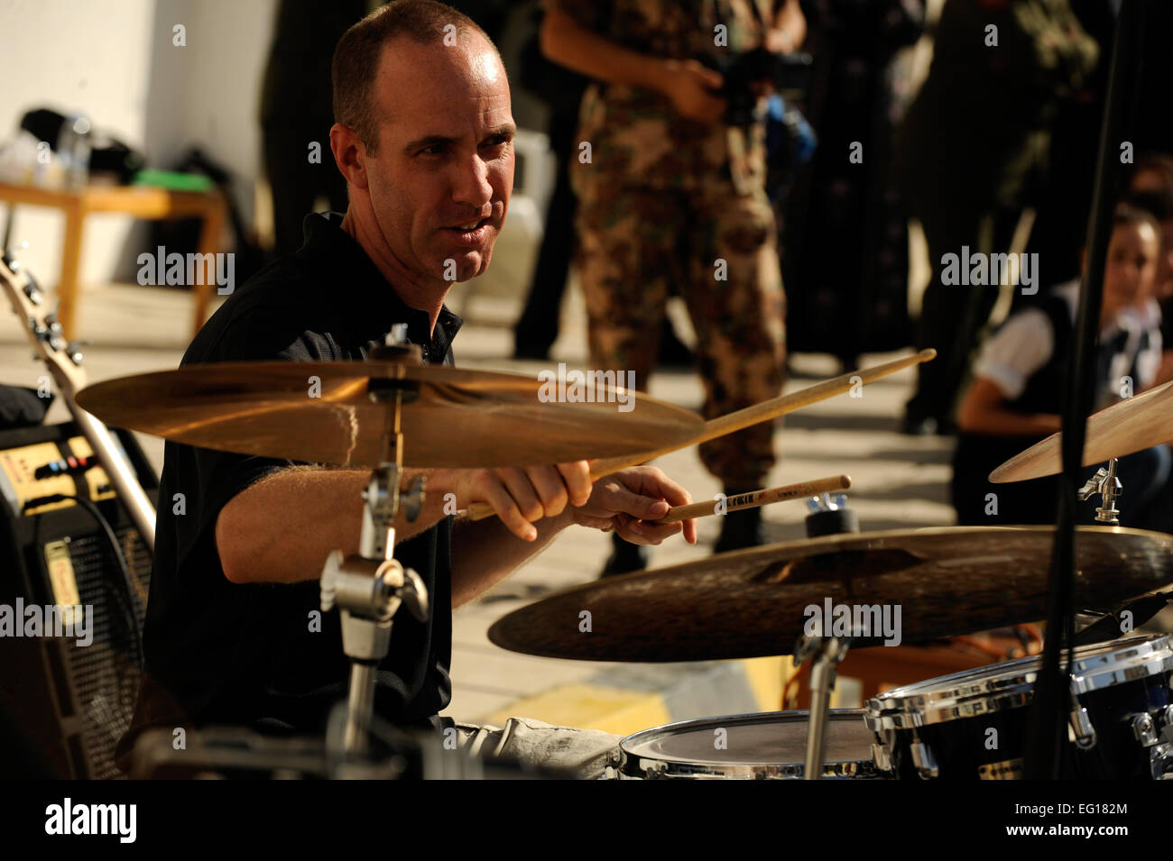 Le sergent de l'US Air Force. Gentry Marshall de la Musique centrale des Forces canadiennes de l'air américaine 'Galaxy' joue de la batterie pendant un concert pour les élèves de Fatime Zahra' School for Girls à Amman, Jordanie, le 27 octobre 2010. Galaxy accomplit pour les publics tout au long de l'Asie du Sud-Ouest pour aider à renforcer les relations avec les partenaires internationaux. Le s.. Eric Harris Banque D'Images