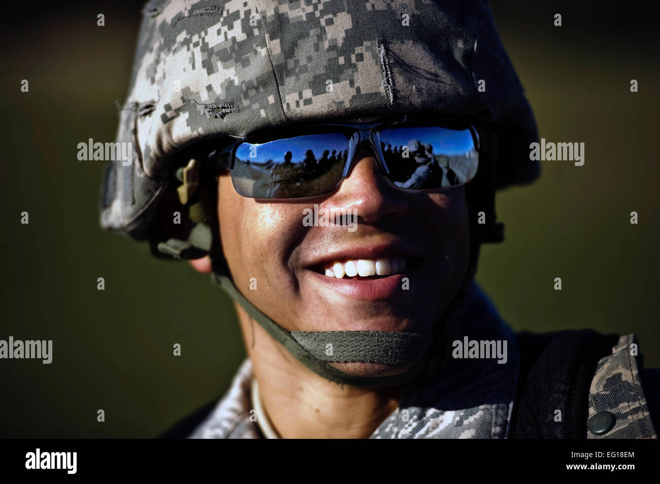 Les cadres supérieurs de l'US Air Force Airman Daniel West rire après une longue journée de formation au Camp Bullis, Texas, le 29 octobre 2010. Airman West se trouve dans le cours de chef de combat, qui enseigne aux aviateurs, une variété de compétences, en les aidant à devenir plus de succès de l'équipe. Le s.. Jonathan Snyder Banque D'Images