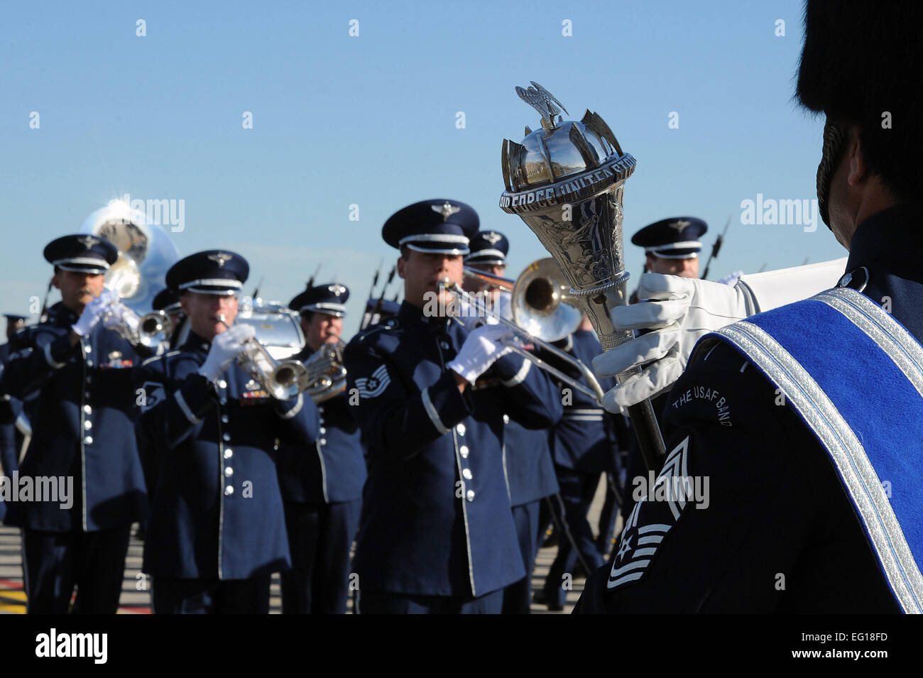 L'Air Force Band Brass de cérémonie, conduite par le chef de l'US Air Force Master Sgt. Edward Teleky, Fanfare jouer au cours de l'ouverture de la 11e à l'appel du commandant de l'Escadre Joint Base Andrews, dans le Maryland, le 2 novembre 2010. L'appel du commandant a souligné les ressources uniques de la 11e Escadre par des démonstrations par le 1er Escadron d'hélicoptères, l'Armée de l'air sur la garde d'honneur et de l'Air Force Band. Melissa C. Brownstein Senior Airman Banque D'Images