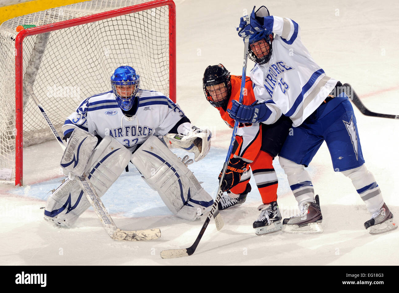 U.S. Air Force Academy Tim Junior Kirby soutient Stephen Caple gardien en face de l'objectif au cours de l'action contre l'Institut de technologie de Rochester Tigers à la U.S. Air Force Academy, au Colorado, le cadre des Ice Arena, à Colorado Springs, Colorado, le 7 novembre 2010. Les Falcons défait les Tigres 4-3, 2-5 à l'amélioration de l'ensemble et 2-3 dans l'Association de hockey de l'Atlantique. Mike Kaplan Banque D'Images