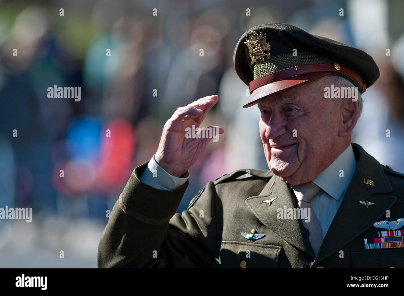 LAS VEGAS -- la Seconde Guerre mondiale, pilote de chasse Jack Schofield salue la foule lors de la Parade de la Journée des anciens combattants de Las Vegas le 11 novembre 2010. M. Schofield a pris sa retraite de l'armée comme lieutenant-colonel et a été membre de l'escadron de chasse célèbre connu sous le nom de "Flying Tigers." se trouvaient à bord de l'US Air Force sur la garde d'honneur et de la Nellis Air Force Base, Nevada, a également participé à la parade. U.S. Air Force photo / Tech. Le Sgt. Michael R. HolzworthReleased Banque D'Images