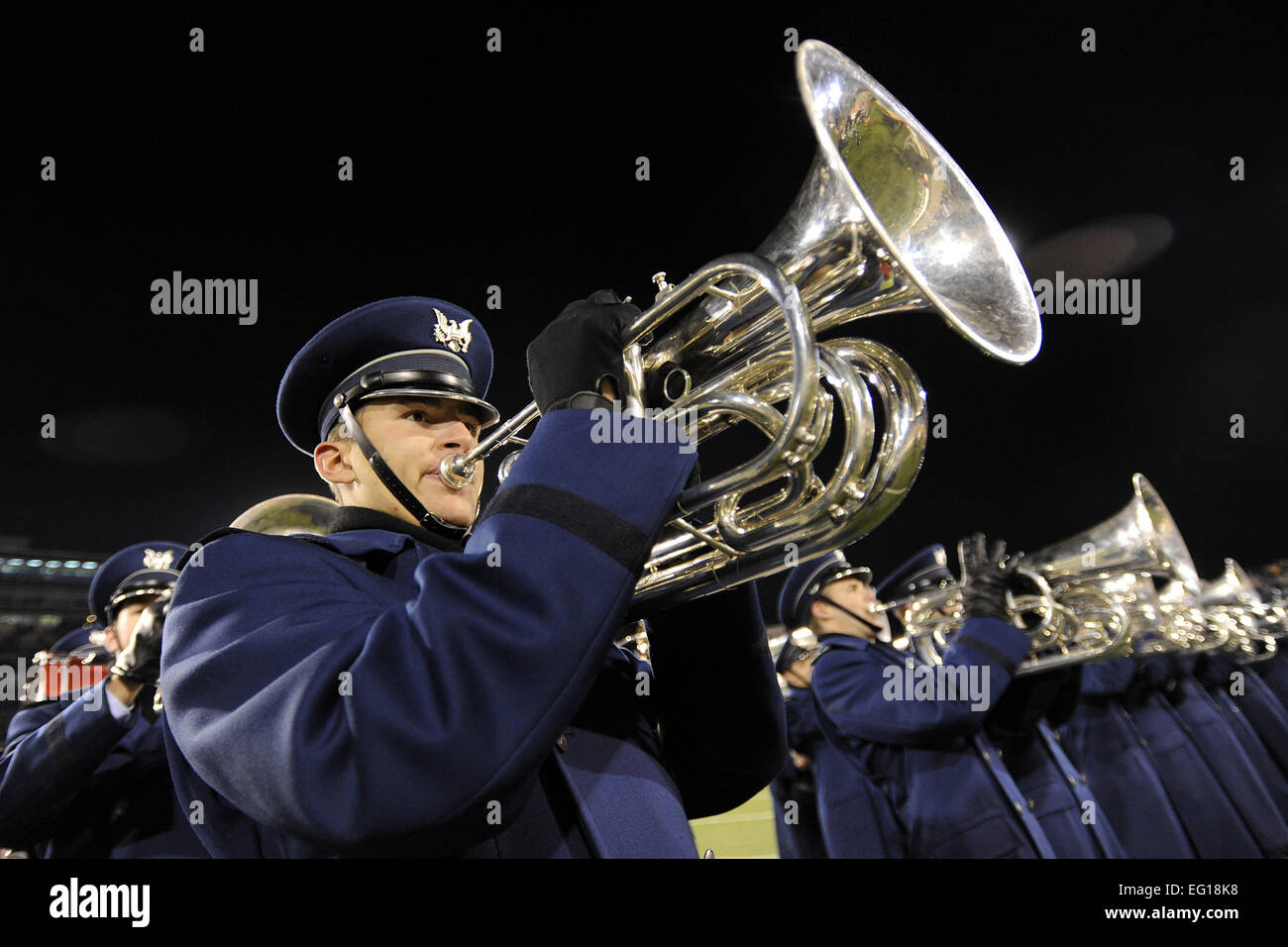 L'Air Force Academy Drum and Bugle Corps exécute pendant la mi-temps à l'Armée de l'air et nouvelle Mexique match de football au stade Falcon à Colorado Springs, Colorado, le 13 novembre 2010. Les Falcons défait les Lobos 48-13. Les Falcons, 7-4 et 4-3 dans l'ensemble de la conférence Mountain West, à proximité de la saison régulière contre Las Vegas le 20 novembre 2010. Mike Kaplan Banque D'Images