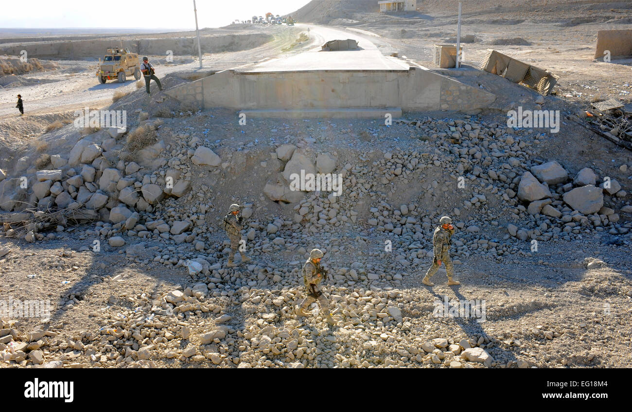 Les ingénieurs militaires de l'Équipe de reconstruction provinciale et Zabul le 2e Régiment de marche de Stryker calvaire à travers les décombres d'un site de construction du pont sur l'autoroute 1 au cours d'une assurance qualité, la visite de contrôle, le 14 novembre 2010. PRT Zabul est composé de la Force aérienne, l'armée, Département d'État, l'Agence américaine pour le développement international et le personnel du ministère de l'Agriculture des États-Unis qui travaillent avec le gouvernement afghan à améliorer la gouvernance, la stabilité, et le développement de l'ensemble de la province. Le s.. Brian Ferguson Banque D'Images