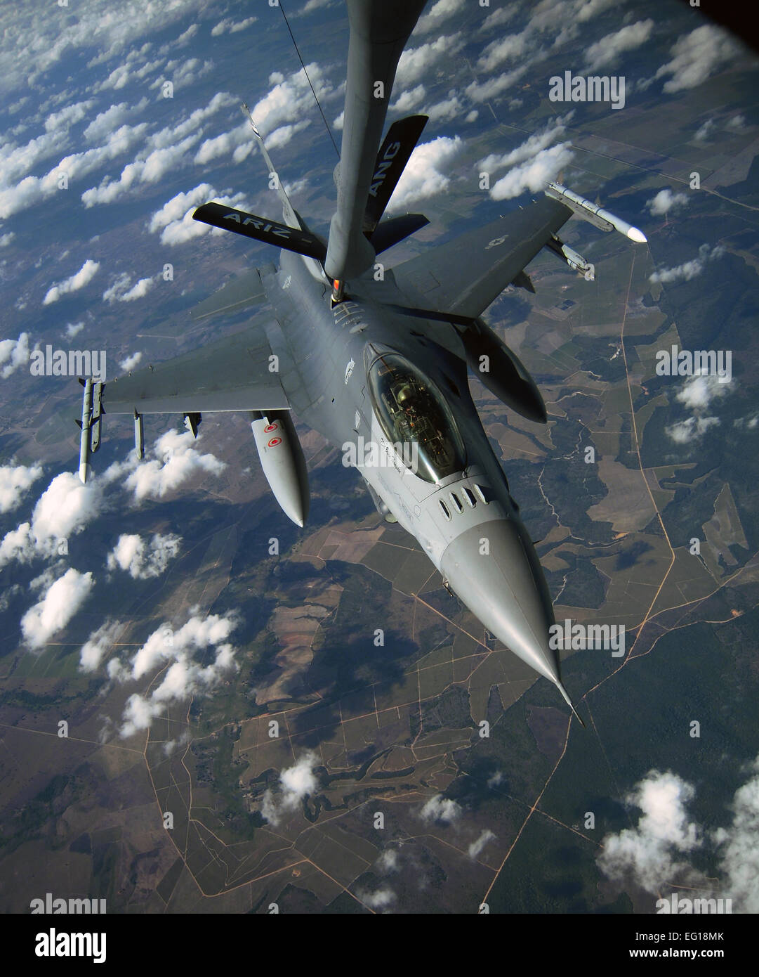 Un U.S. Air Force F-16 Fighting Falcon de la 140e Escadre de chasse hors de Buckley Air Force Base, Colorado, reçoit le carburant dans un KC-135 Stratotanker à partir de la 161e Escadre de ravitaillement en vol de Phoenix (Arizona), le 15 novembre 2010, au-dessus du Brésil. Les deux ailes participent CRUZEX V, ou Cruzeiro do Sul Croix du Sud. CRUZEX est un multi-national, l'exercice combiné impliquant les forces aériennes de l'Argentine, le Brésil, le Chili, la France et l'Uruguay, ainsi que des observateurs de nombreux autres pays avec plus de 82 avions et près de 3 000 aviateurs canadiens concernés. Le sergent-chef. Kelly M. Deitloff Banque D'Images