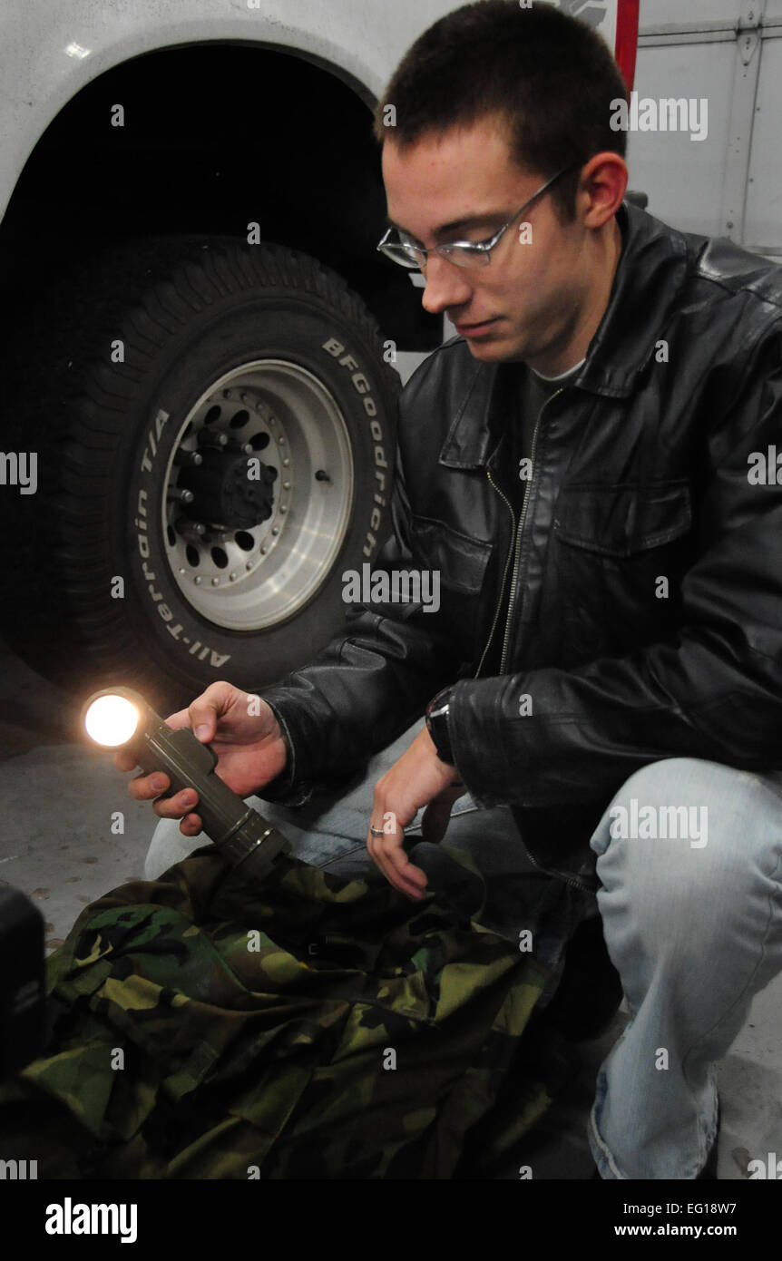 U.S. Air Force d'un membre de la 1re classe Eli Goff, un groupe d'opérations 28 contrôleur aérien à Ellsworth Air Force Base, S.D., vérifie une lampe dans son véhicule kit de sécurité le 17 novembre 2010, en préparation pour la saison d'hiver. Aviateurs sont encouragés à avoir des articles de secours dans leurs véhicules, tels que les trousses de premiers secours, de l'eau, des lampes et des couvertures supplémentaires. Sanchelli Senior Airman Anthony Banque D'Images