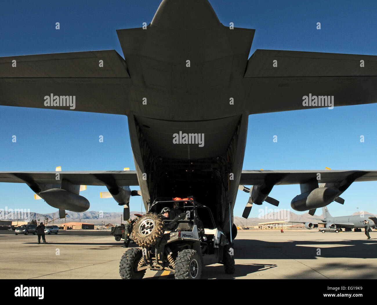 Le sergent de l'US Air Force. Brandon Pirmann, 414e Escadron d'entraînement au combat, arrimeur conduit un véhicule tout-terrain d'un C-130 Hercules de l'armée de l'air Belgique 20 Squadron 2 février 2011, après avoir effectué une mission en drapeau rouge 11-2 à Nellis Air Force Base, Nevada Le C-130 est déployé à partir de la Base aérienne de Melsbroek, Belgique, à participer à l'exercice combiné qui fournit un environnement de formation de combat réaliste pour les États-Unis et leurs alliés. Le s.. Benjamin Wilson Banque D'Images