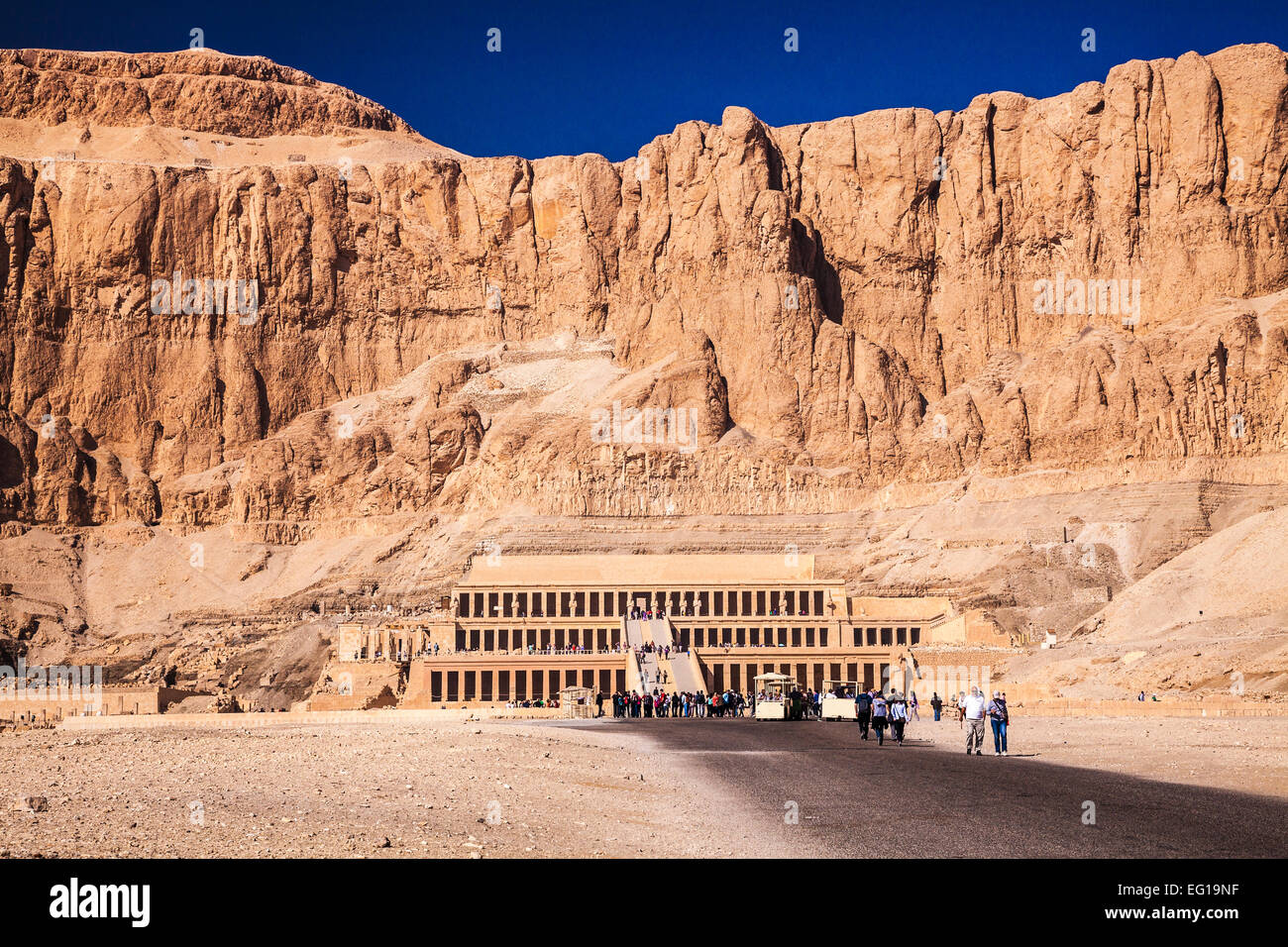 Le Temple de la Reine Hatshepsout à Deir el-Bahari sur la rive ouest du Nil. Banque D'Images