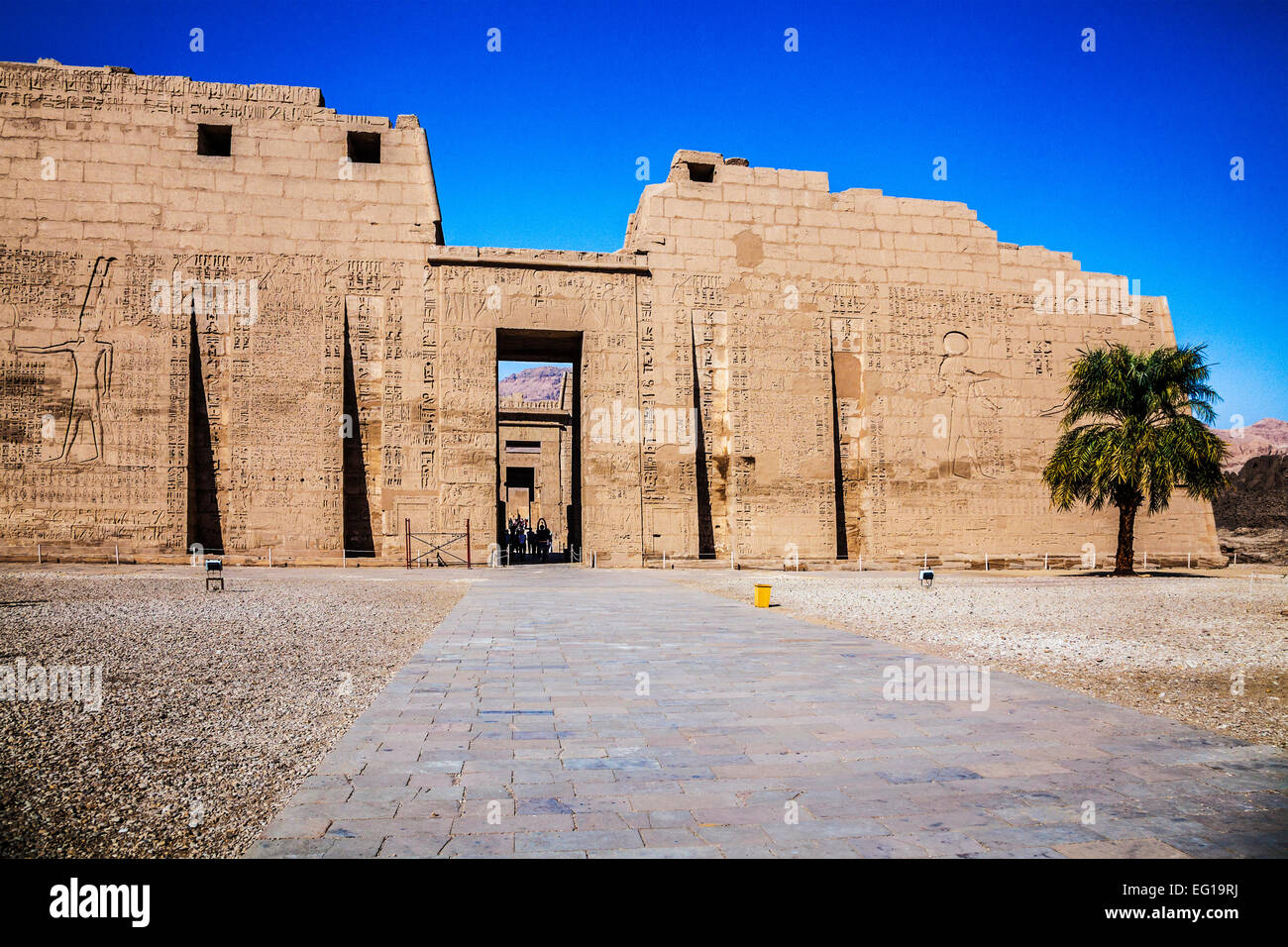 Le premier pylône du temple de Médinet Habou en Égypte. Banque D'Images