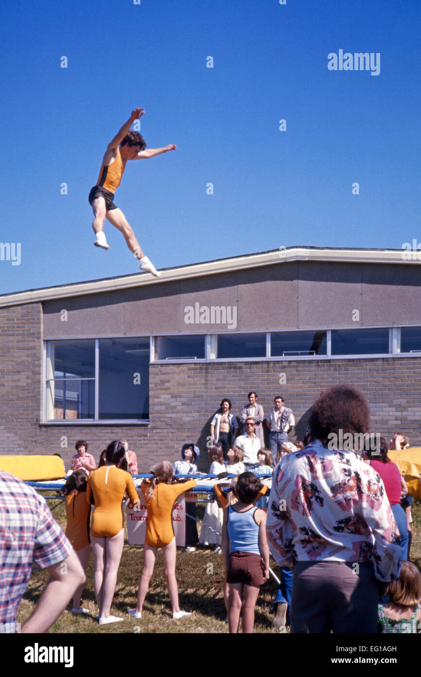 Gymnaste de sauter sur le trampoline Banque D'Images