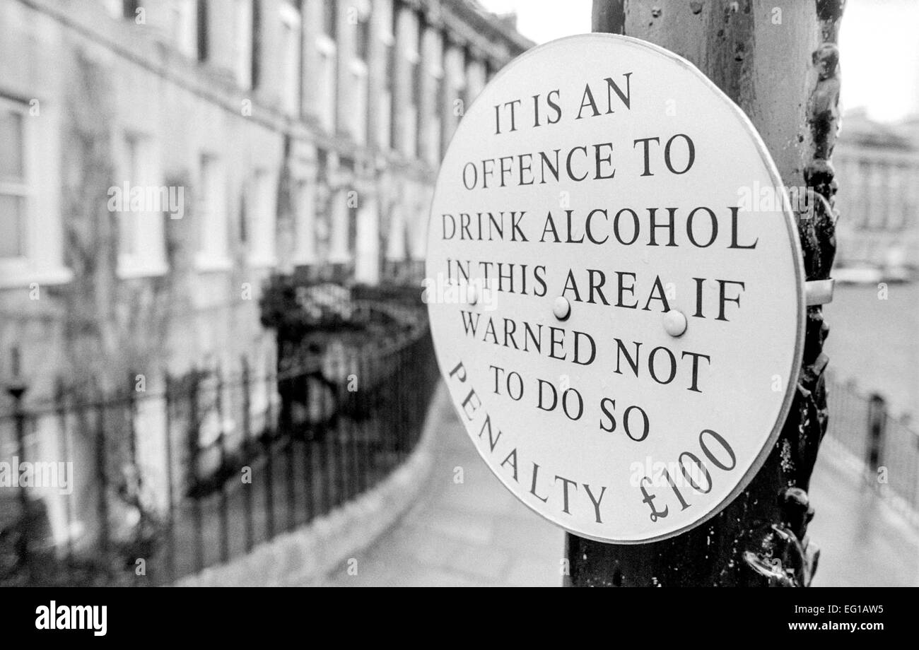 Anti-alcool signe à Royal Crescent, Bath. Banque D'Images