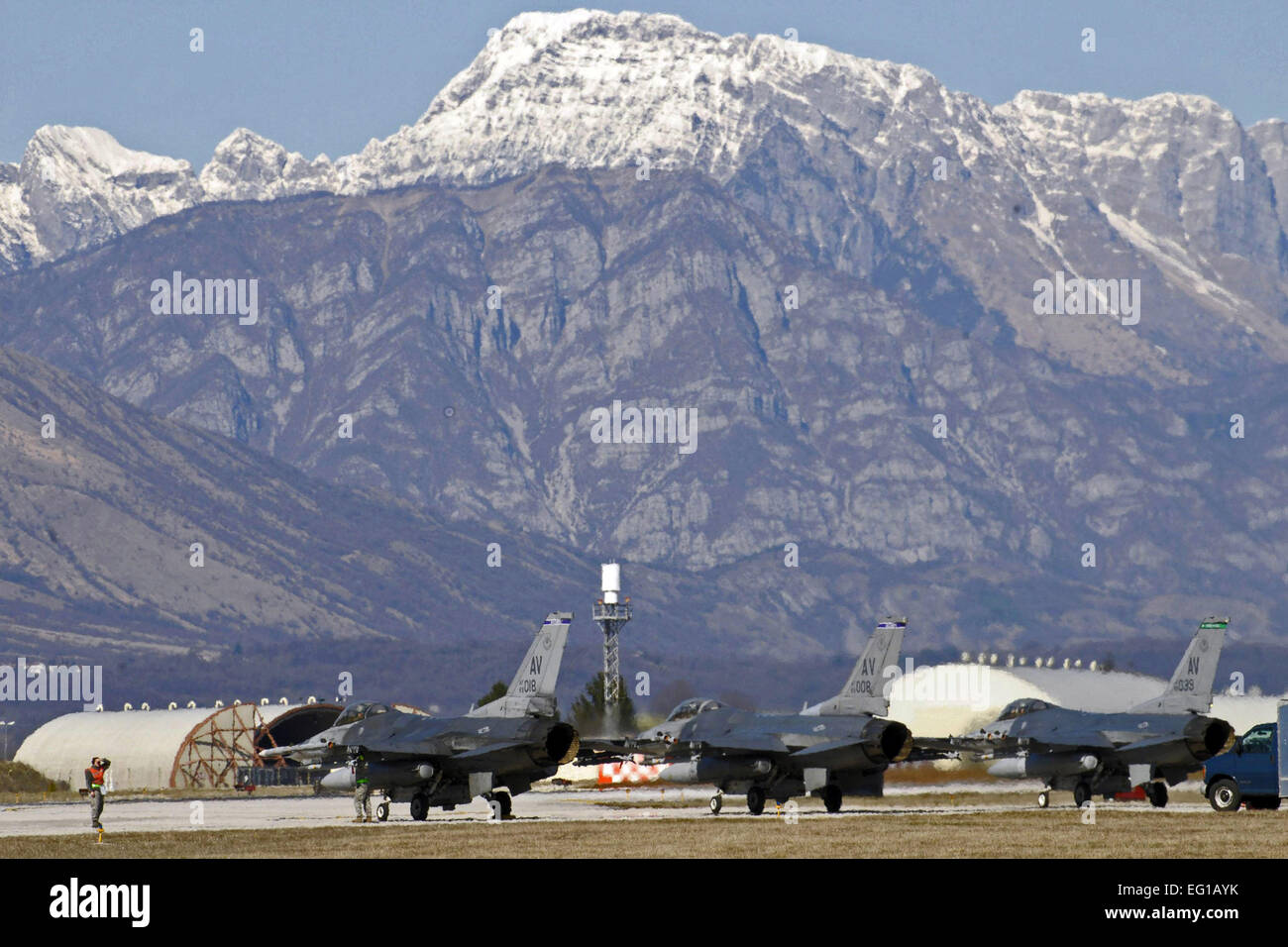 U.S. Air Force F-16 Fighting Falcon avions de retour à la base aérienne d'Aviano, en Italie, le 20 mars 2011, après l'appui à l'opération Odyssey Dawn. La Force opérationnelle est la foi Odyssey Dawn U.S. Africa Command task force créée pour soutenir l'ensemble de la communauté internationale face aux troubles en Libye. Une large coalition de nations unies s'associent pour faire appliquer la résolution 1973 du Conseil de sécurité de l'ONU, qui autorise tous les moyens nécessaires pour protéger les civils en Libye sous la menace d'attaque par les forces du régime Kadhafi. Odyssée de la foi l'aube est commandée par l'amiral Samuel J. Locklear, III. Banque D'Images