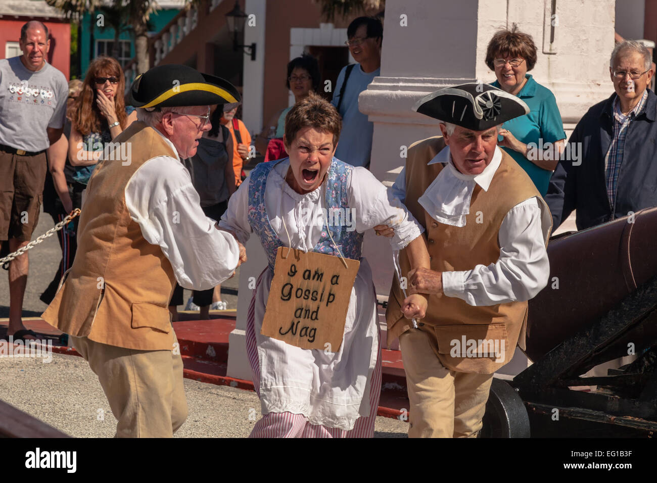Une femme est condamnée à la 'Le tabouret Dunk', comme un 'nag et les potins ' dans une reconstitution historique à Saint-Georges, les Bermudes Banque D'Images